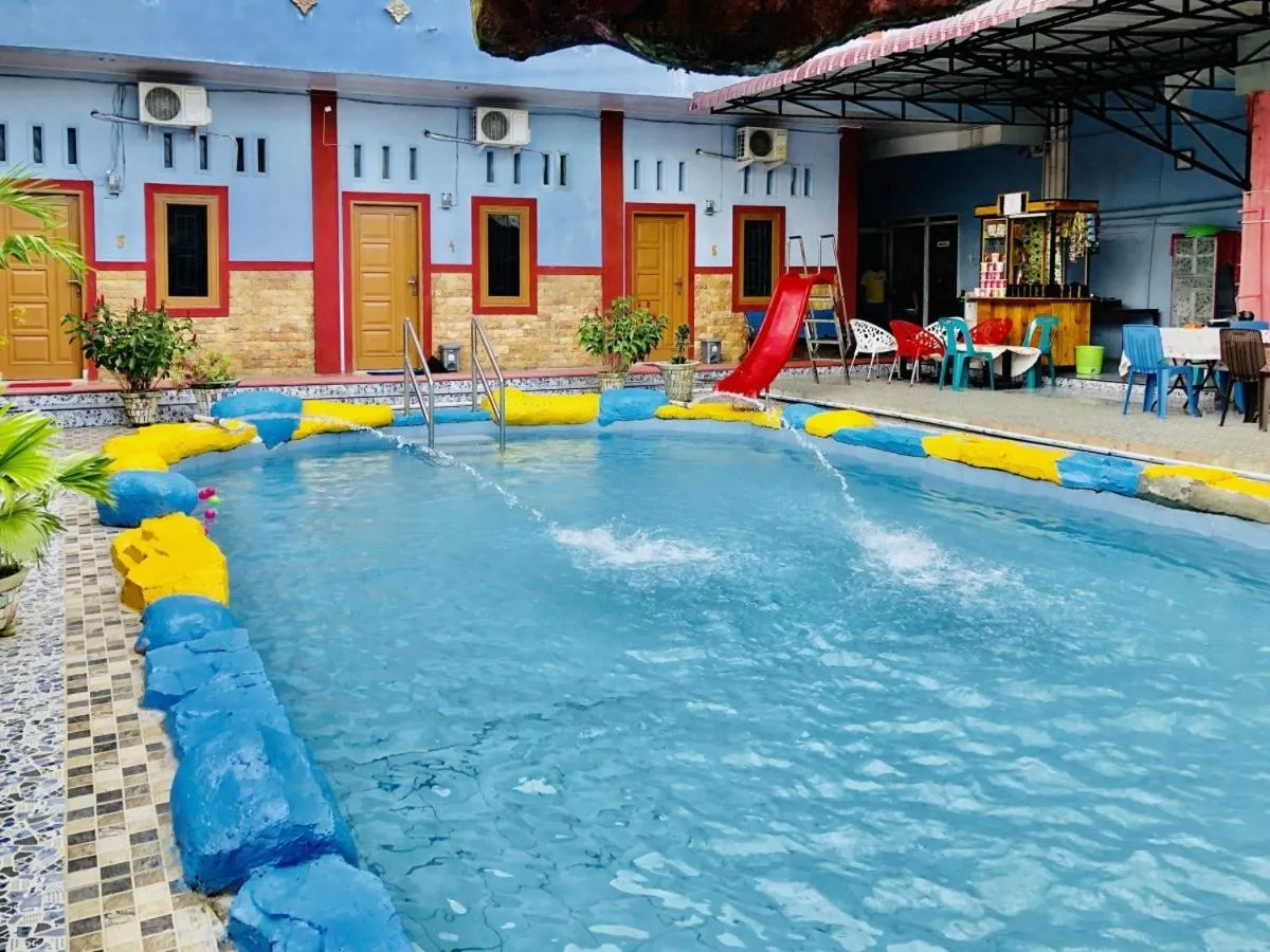 Swimming pool in Hotel O Ratu Residence