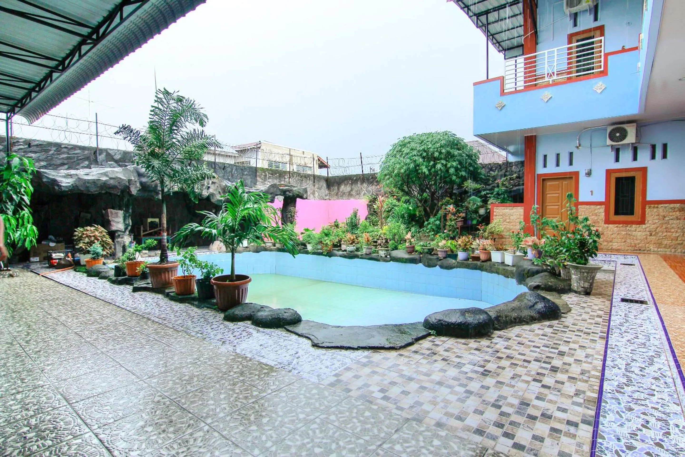 Swimming pool in Hotel O Ratu Residence