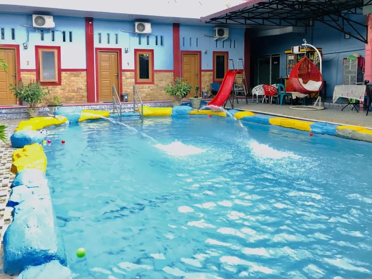 Swimming pool in Hotel O Ratu Residence