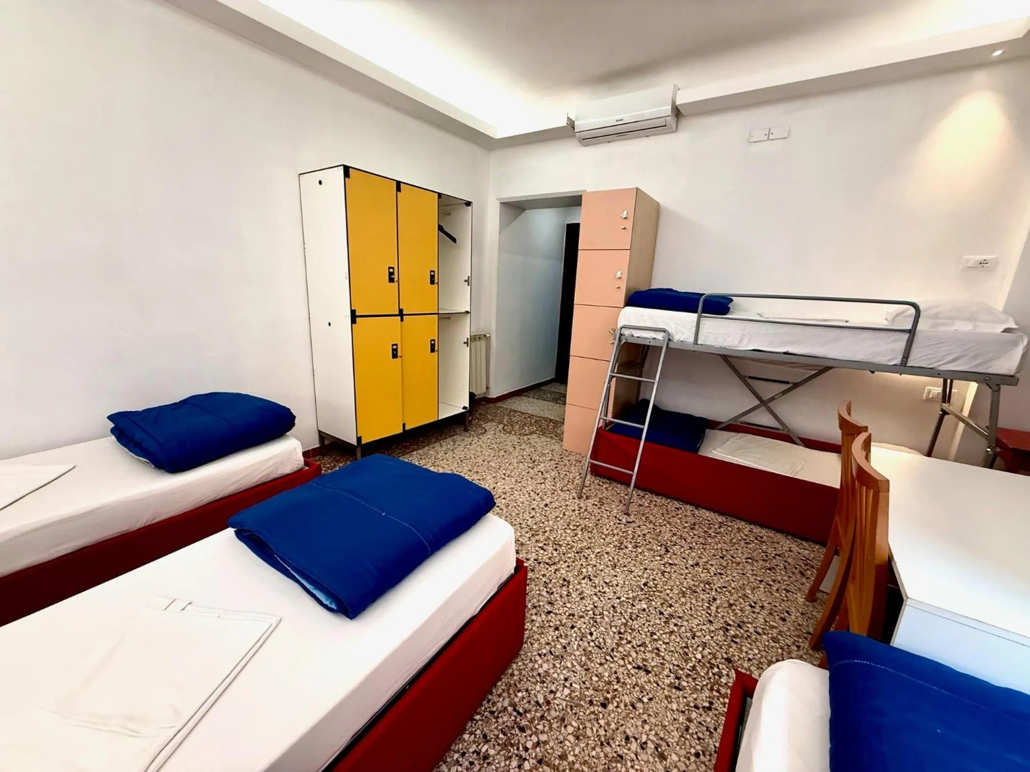 Bedroom, Bed in Legend R.G.