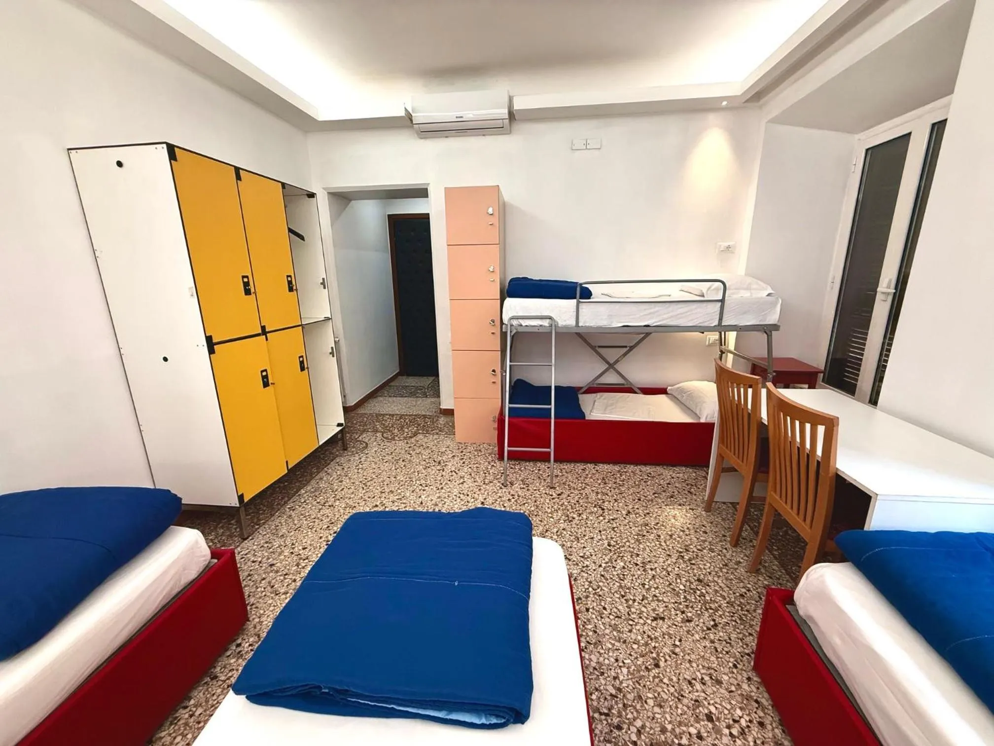 Bedroom, Bed in Legend R.G.