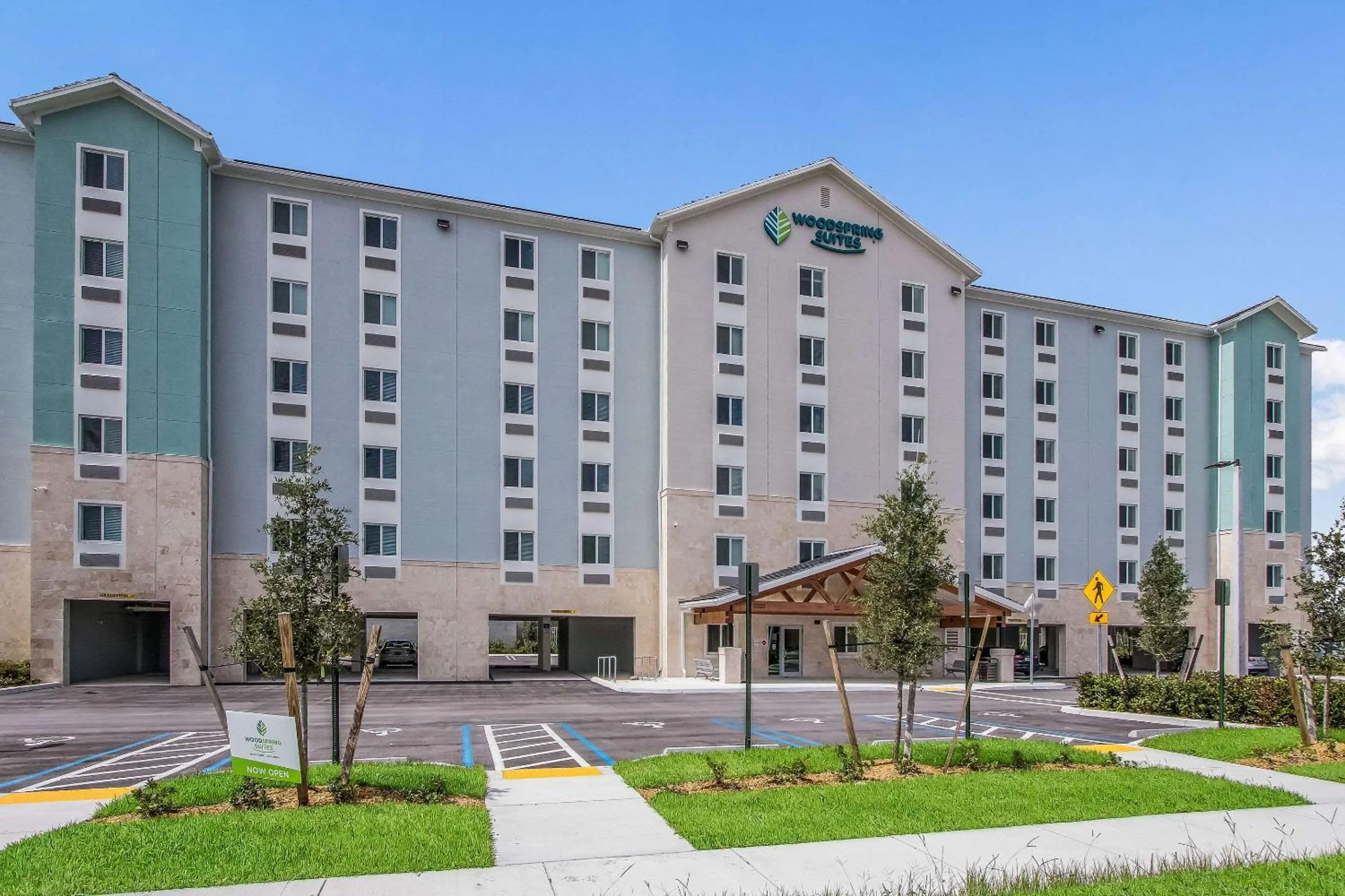 Property building in WoodSpring Suites Doral Miami Airport