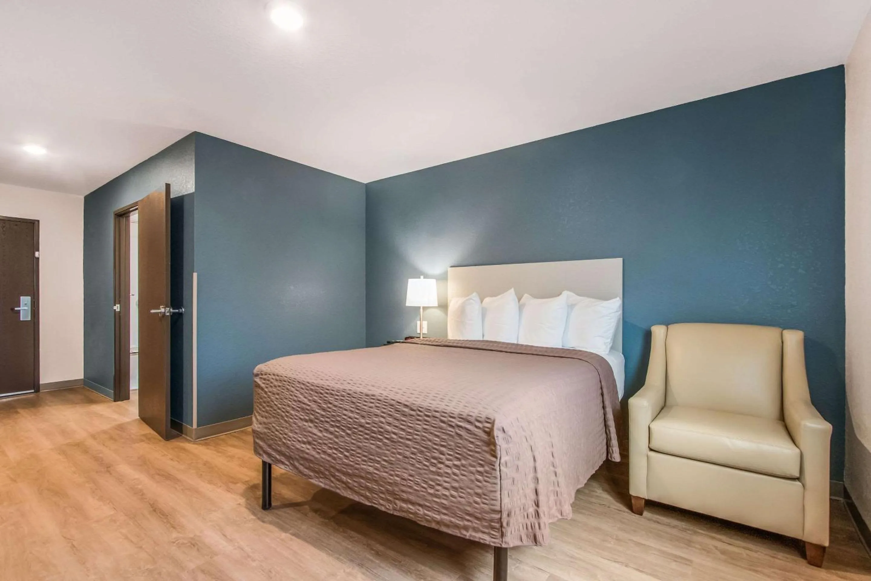 Photo of the whole room, Bed in WoodSpring Suites Doral Miami Airport
