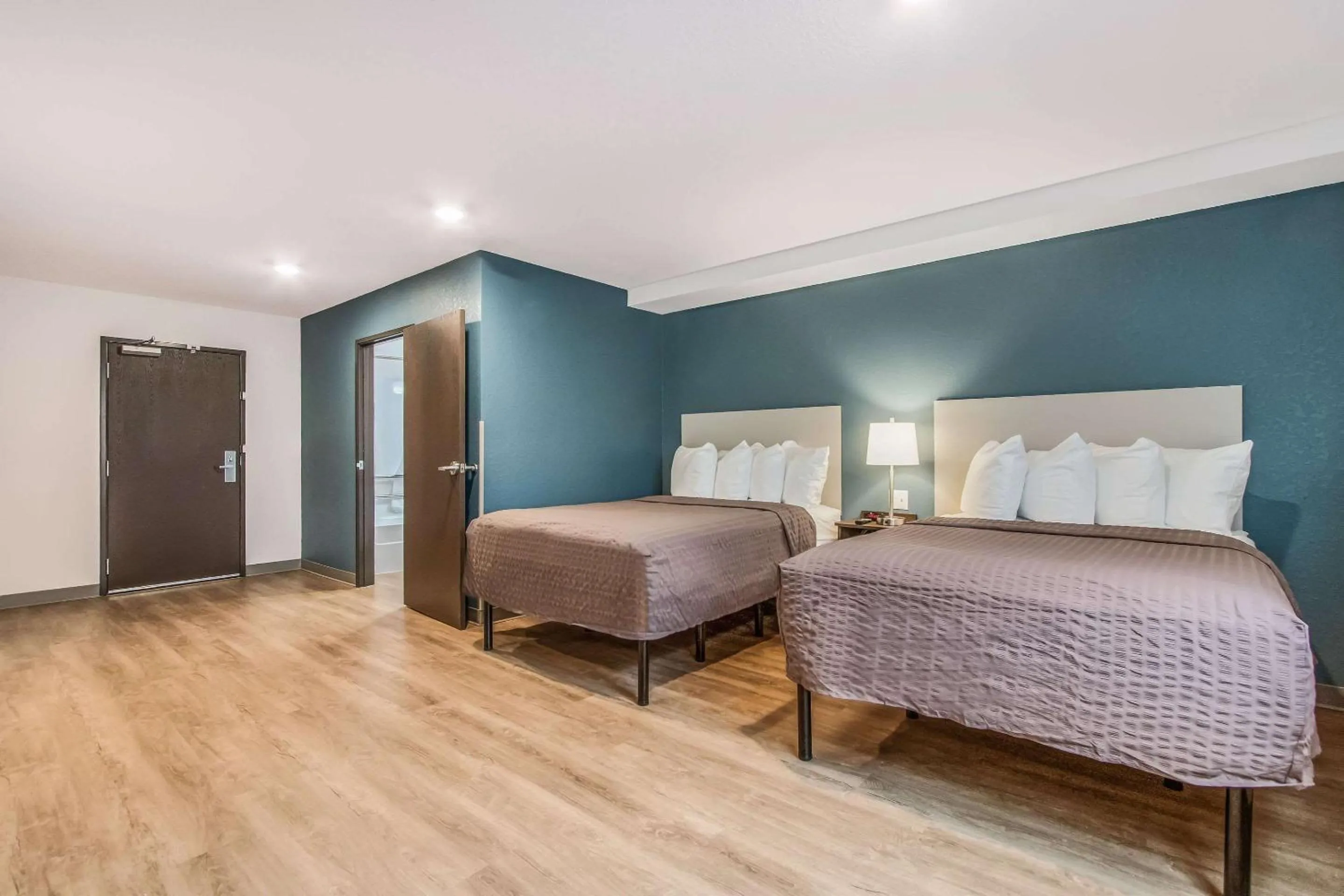 Photo of the whole room, Bed in WoodSpring Suites Doral Miami Airport