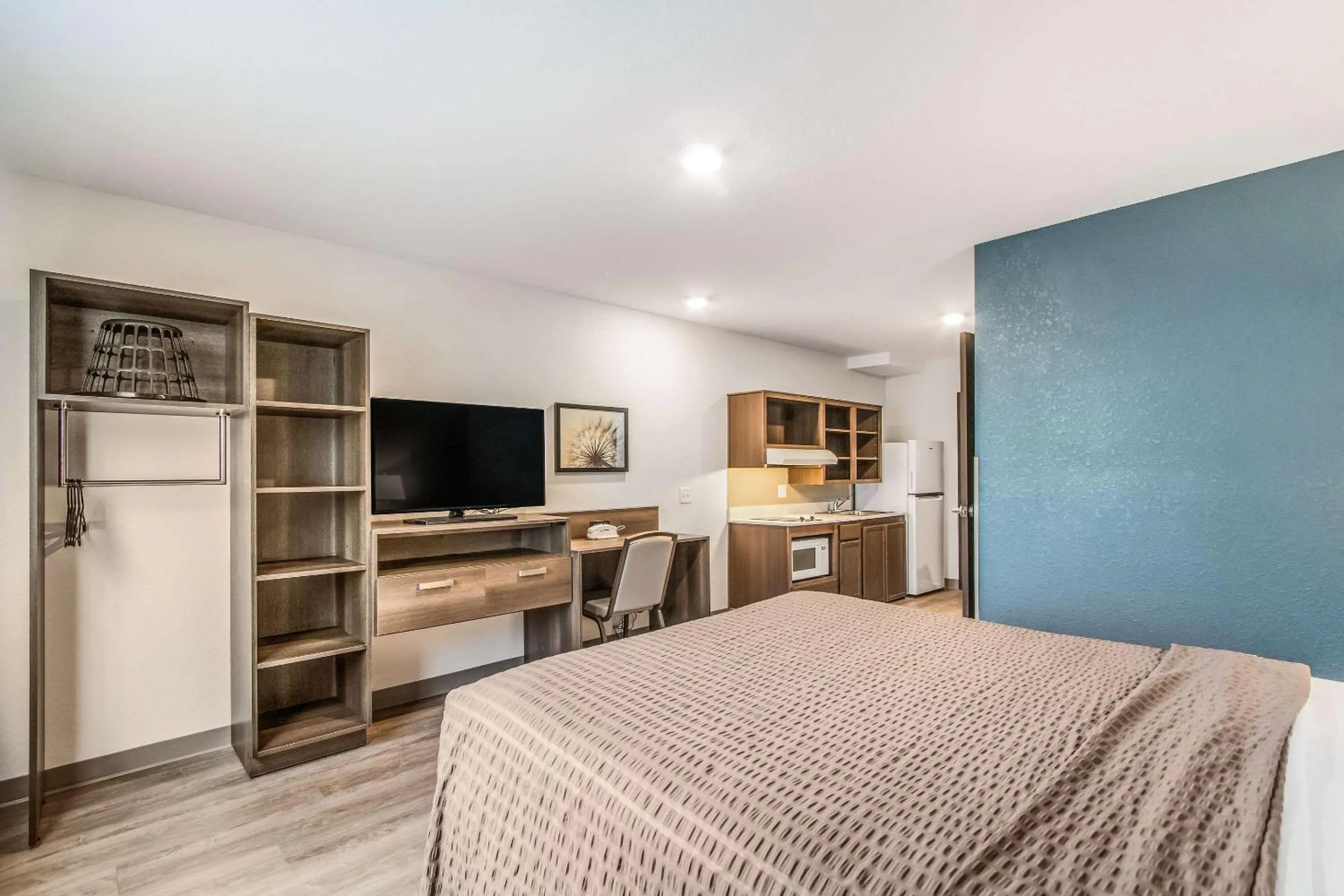 Photo of the whole room, Bed in WoodSpring Suites Doral Miami Airport