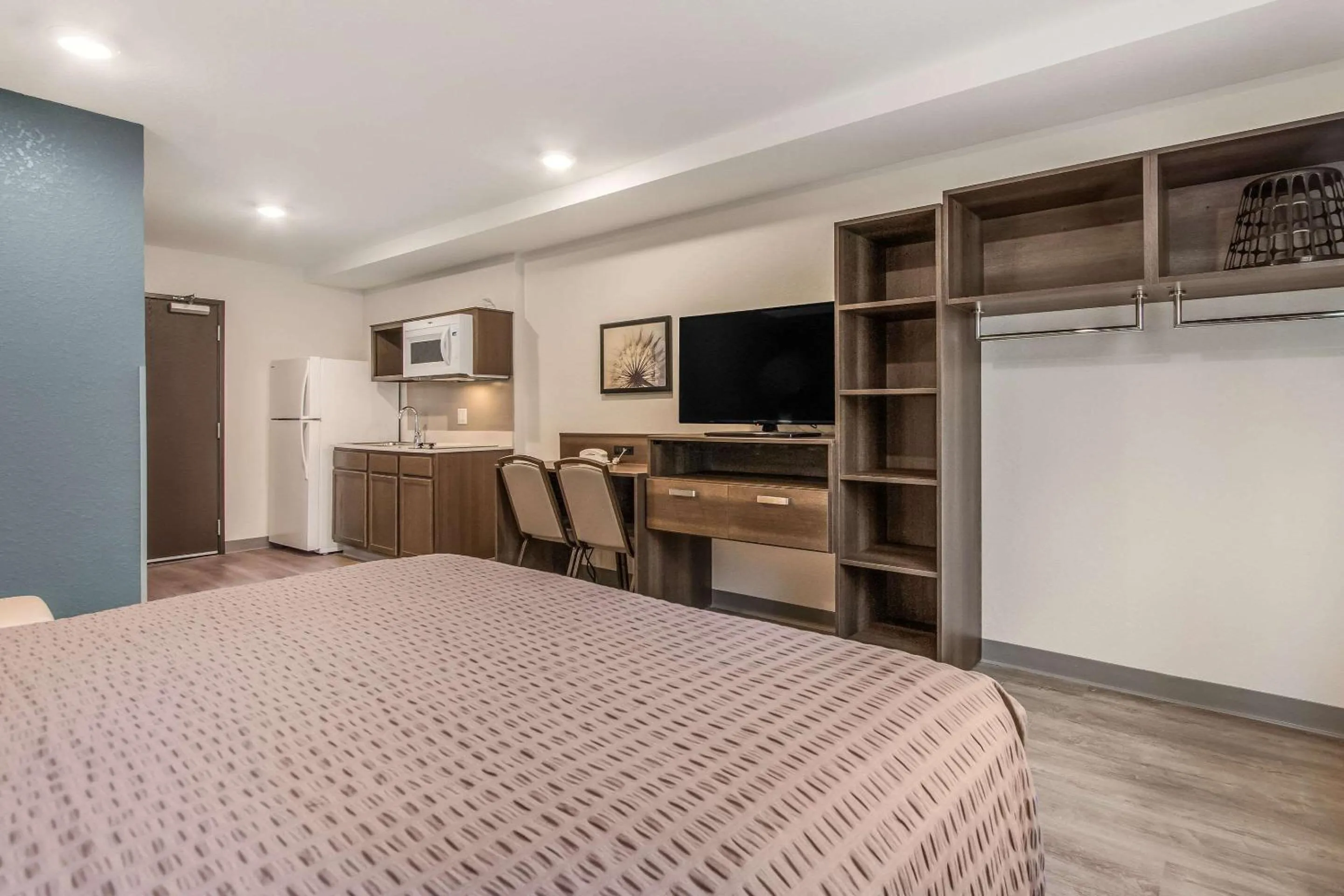 Photo of the whole room, Bed in WoodSpring Suites Doral Miami Airport