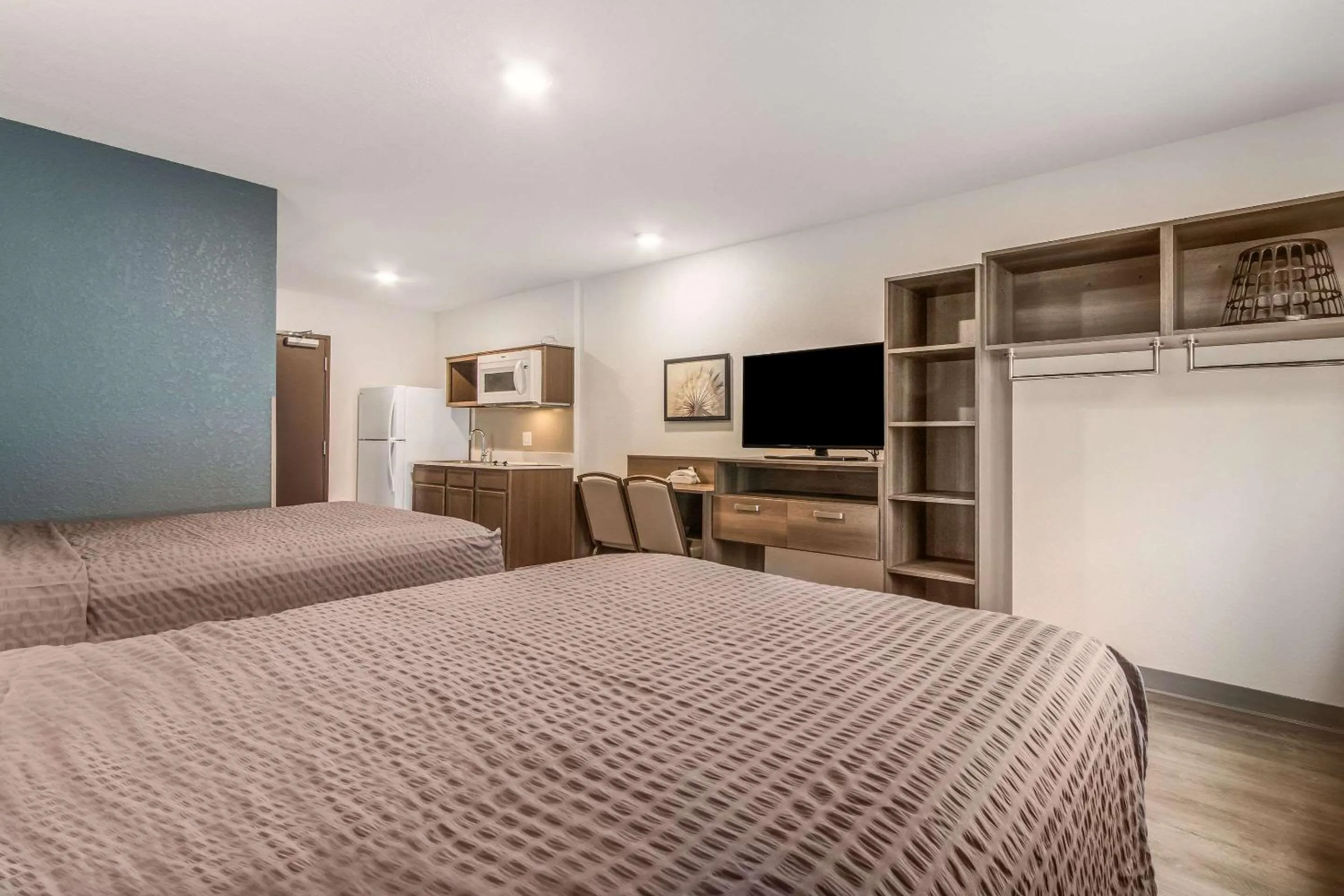 Photo of the whole room, Bed in WoodSpring Suites Doral Miami Airport