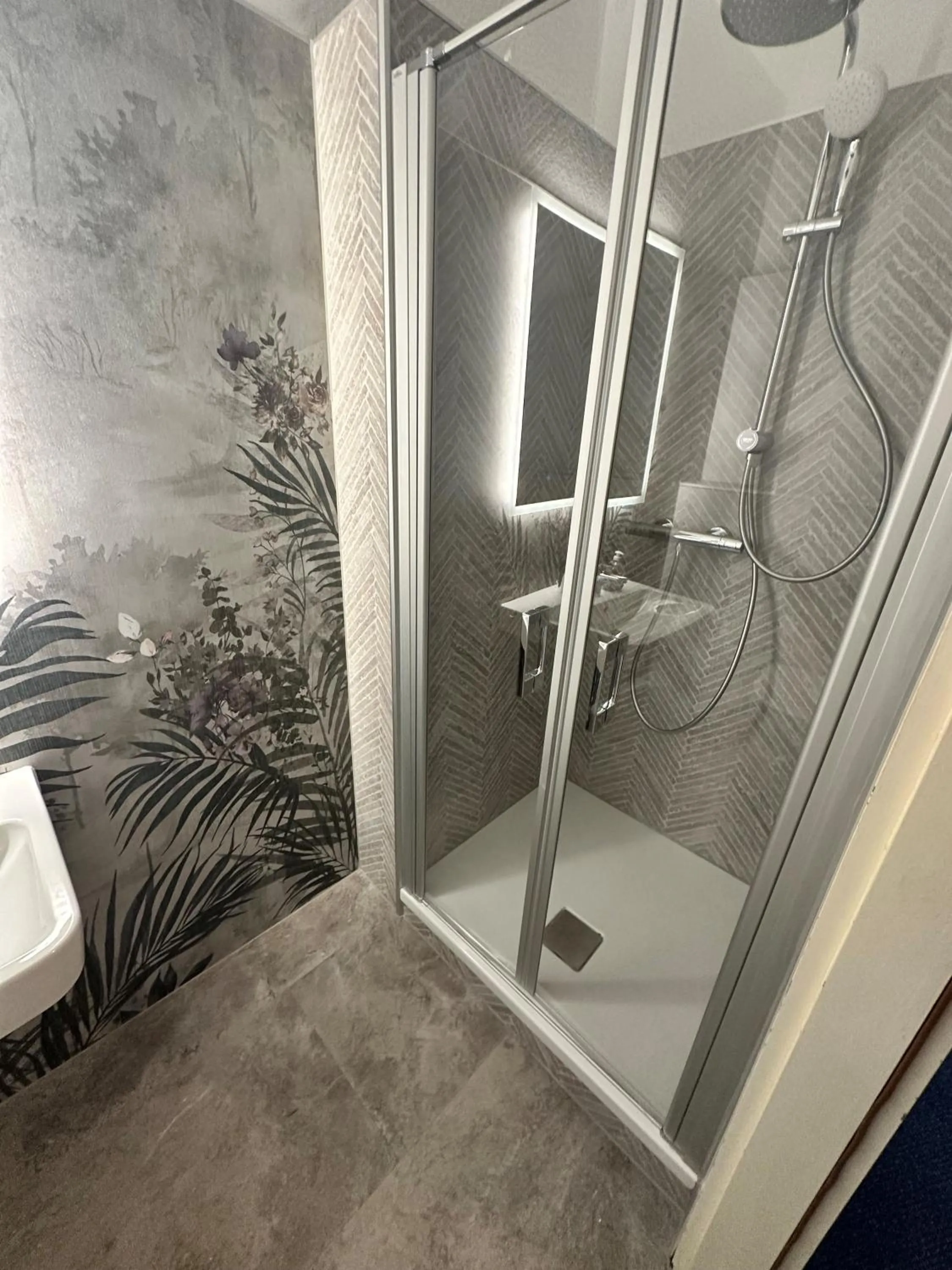 Shower in Hotel Seifert Berlin am Kurfürstendamm