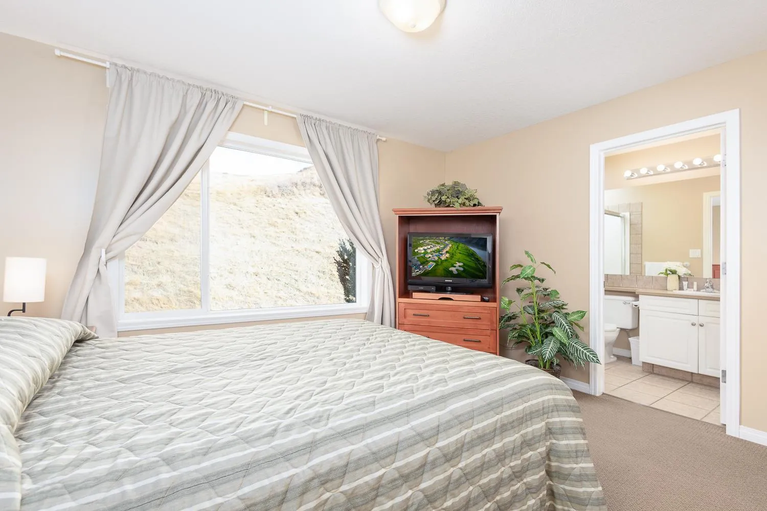 Property building, Bed in Paradise Canyon Golf Resort - Luxury Condo U407