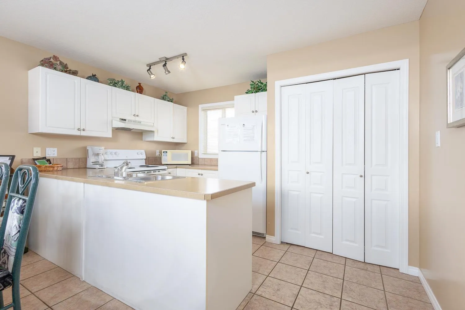 Property building in Paradise Canyon Golf Resort - Luxury Condo U407