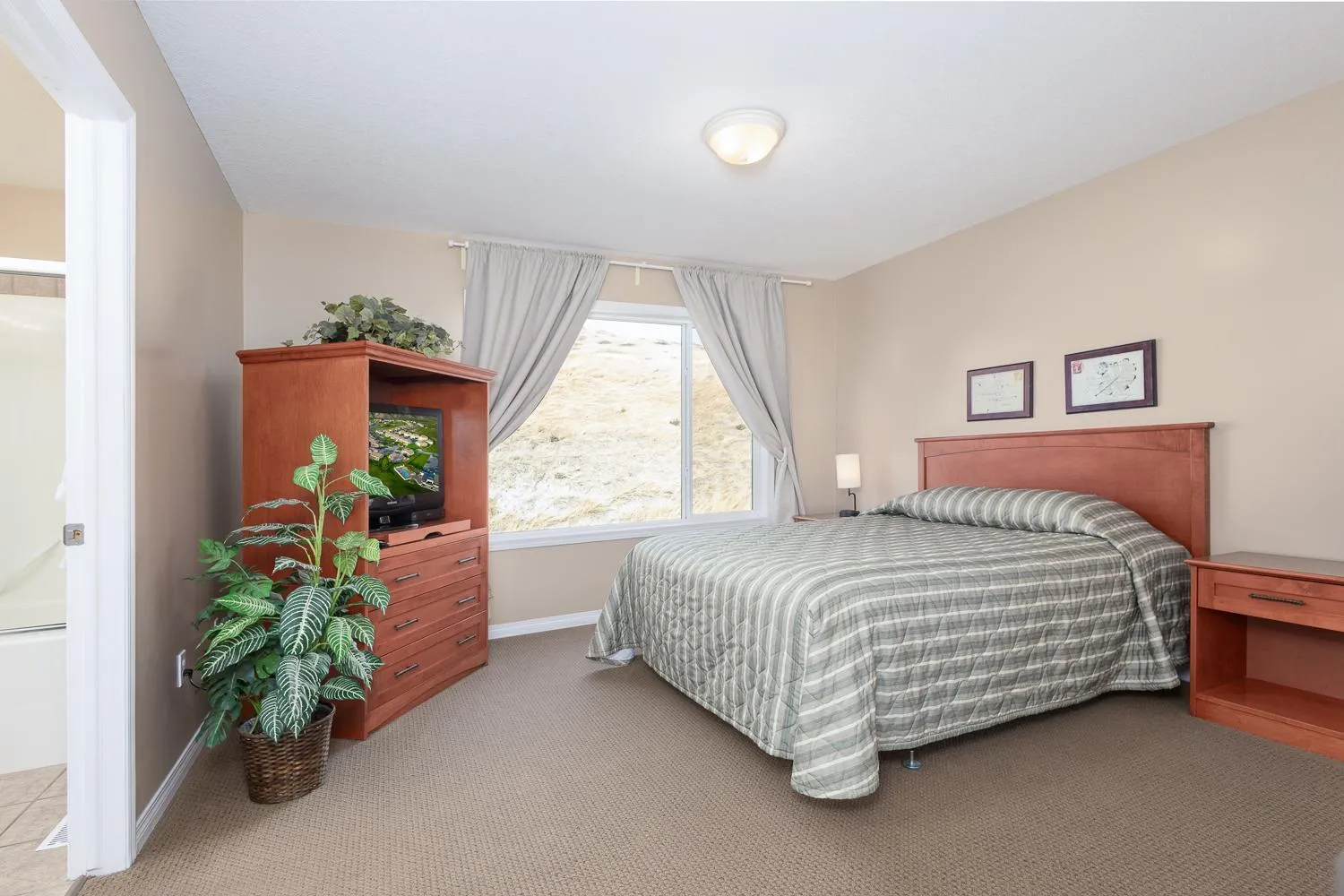 Property building, Bed in Paradise Canyon Golf Resort - Luxury Condo U409