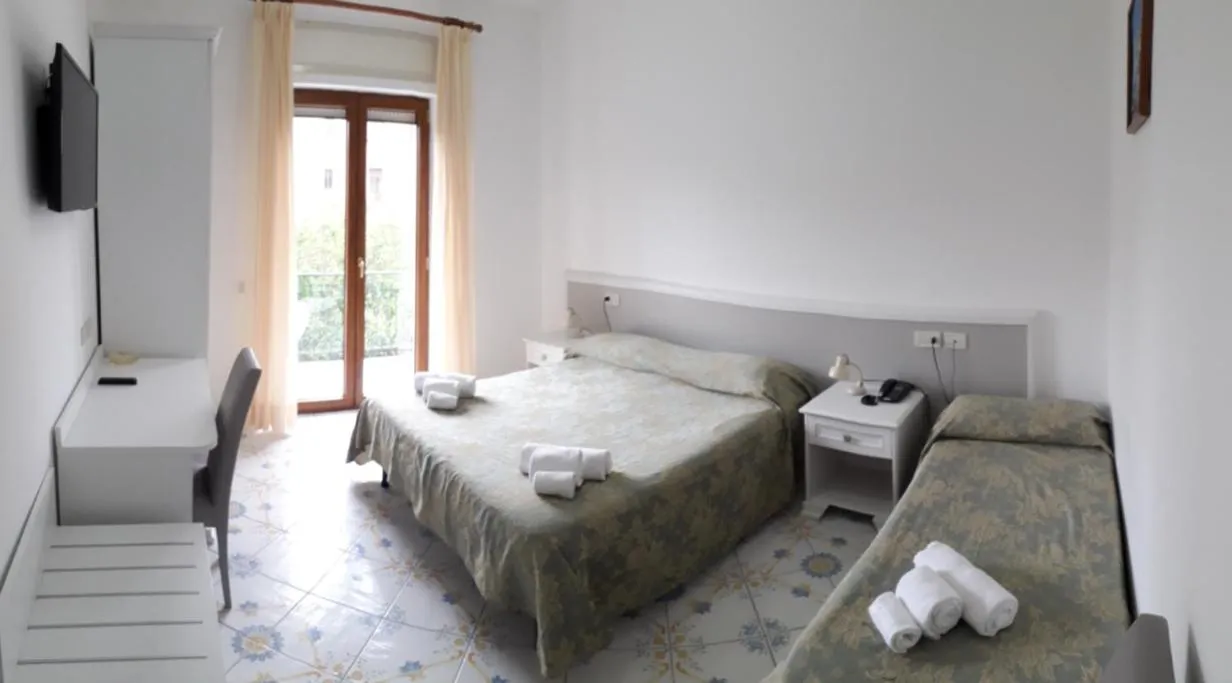 Photo of the whole room, Bed in Central Park