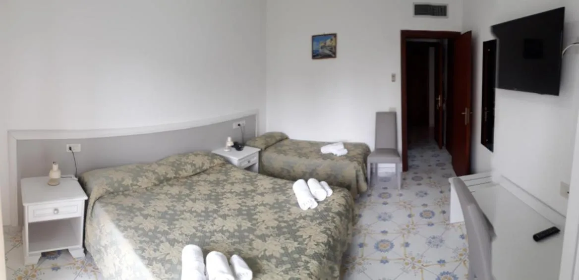 Photo of the whole room, Bed in Central Park