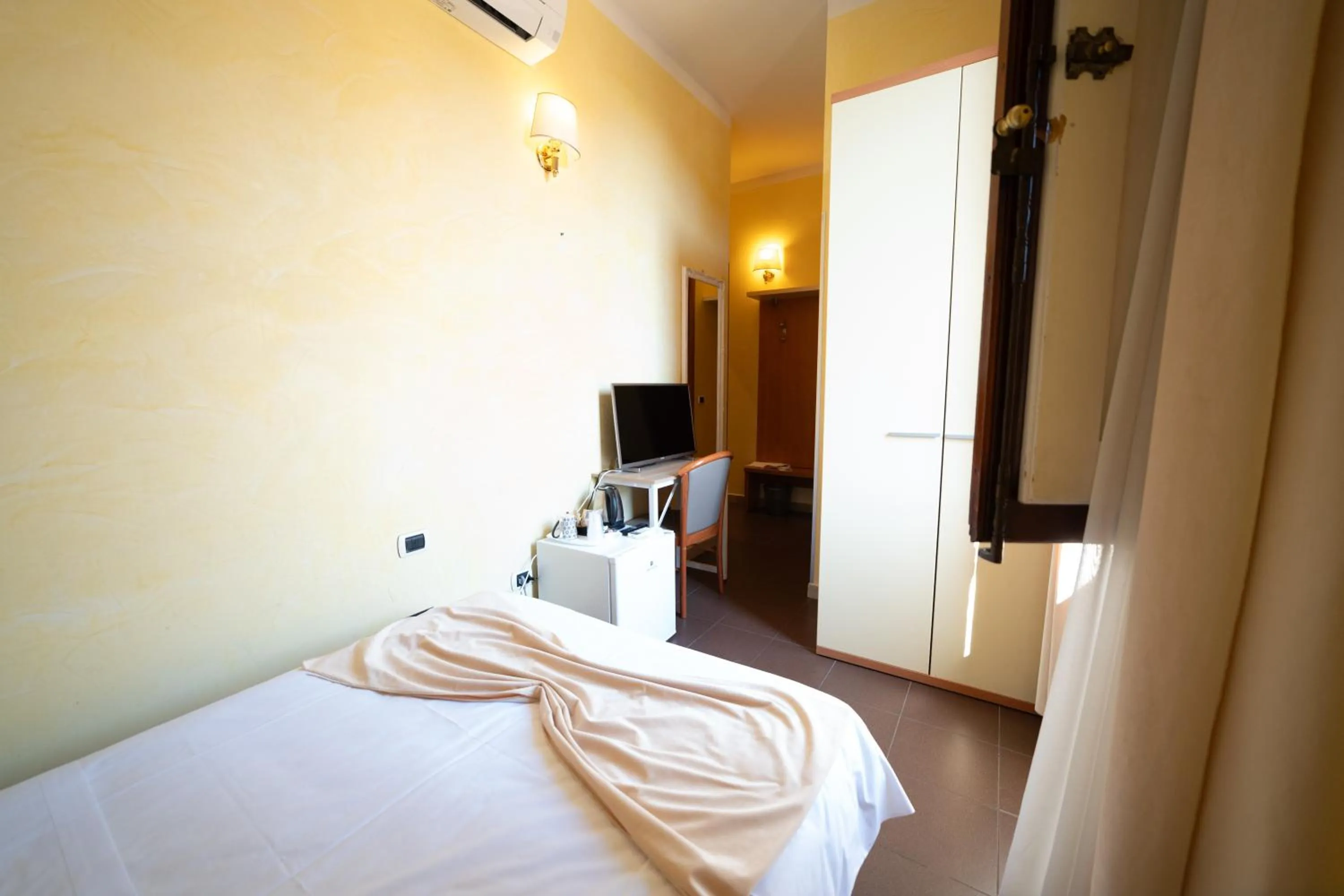 Photo of the whole room, Bed in Hotel Angelica Firenze