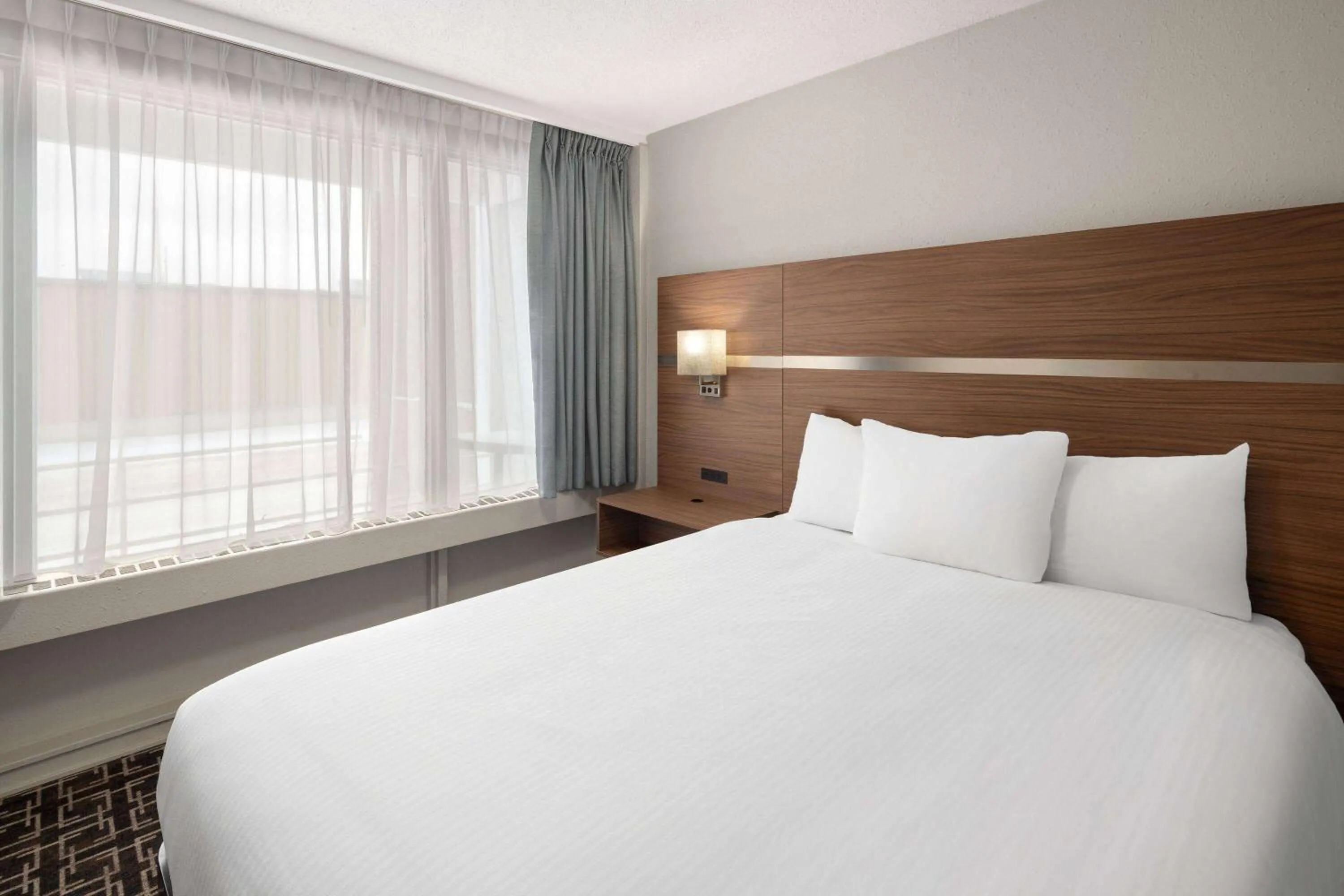 Photo of the whole room, Bed in Baymont by Wyndham Edson