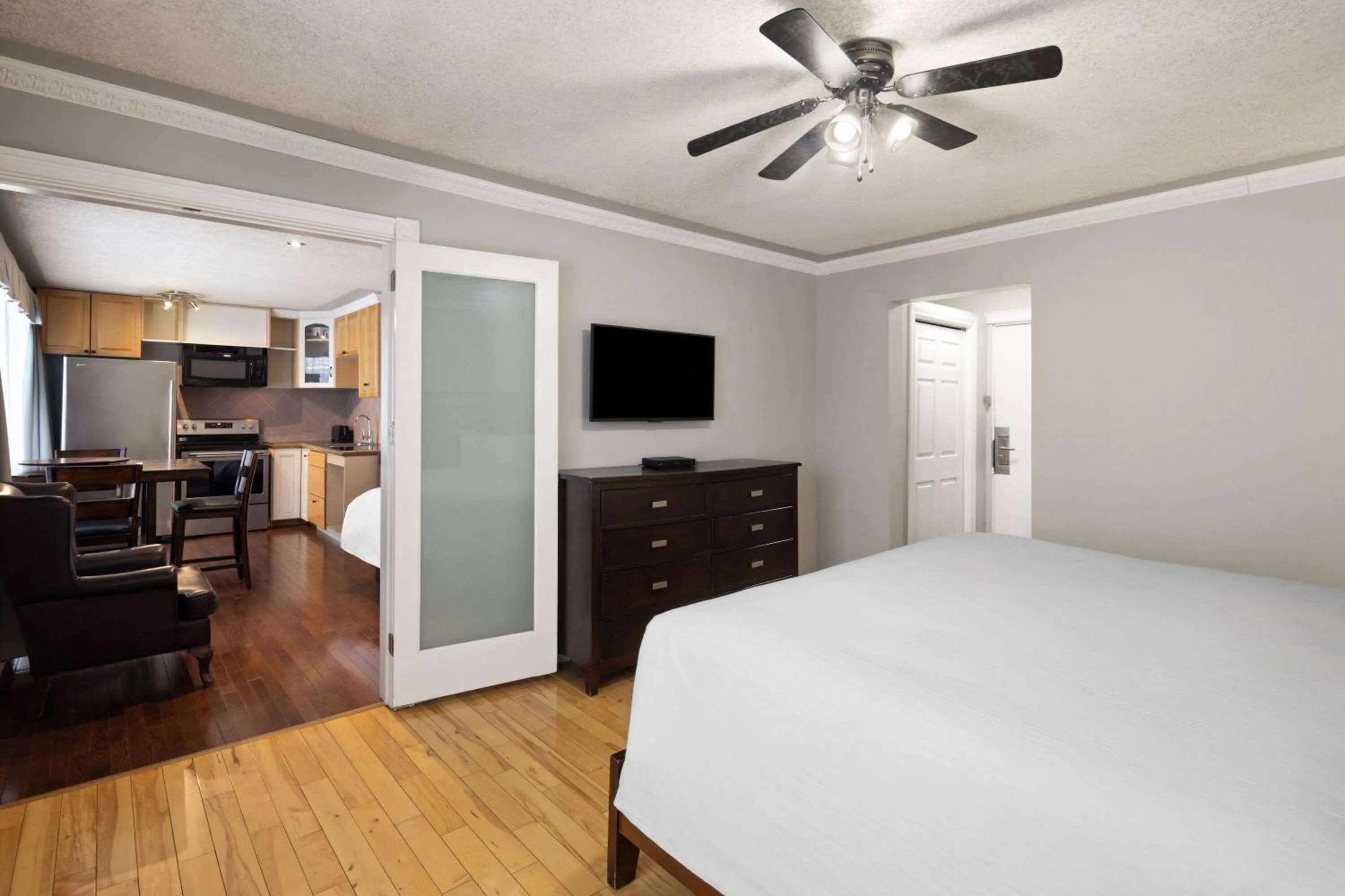 Photo of the whole room, Bed in Baymont by Wyndham Edson