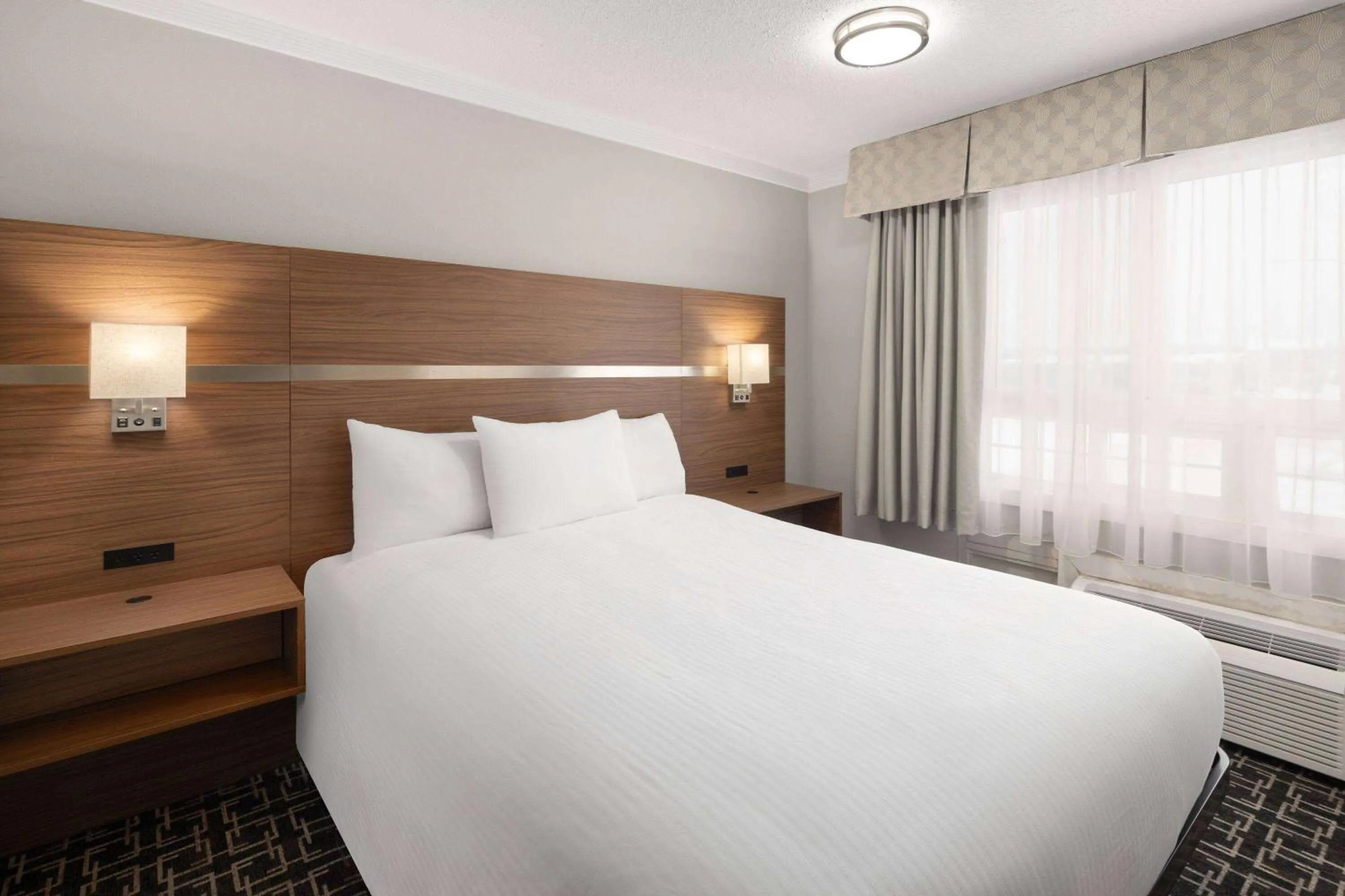 Photo of the whole room, Bed in Baymont by Wyndham Edson