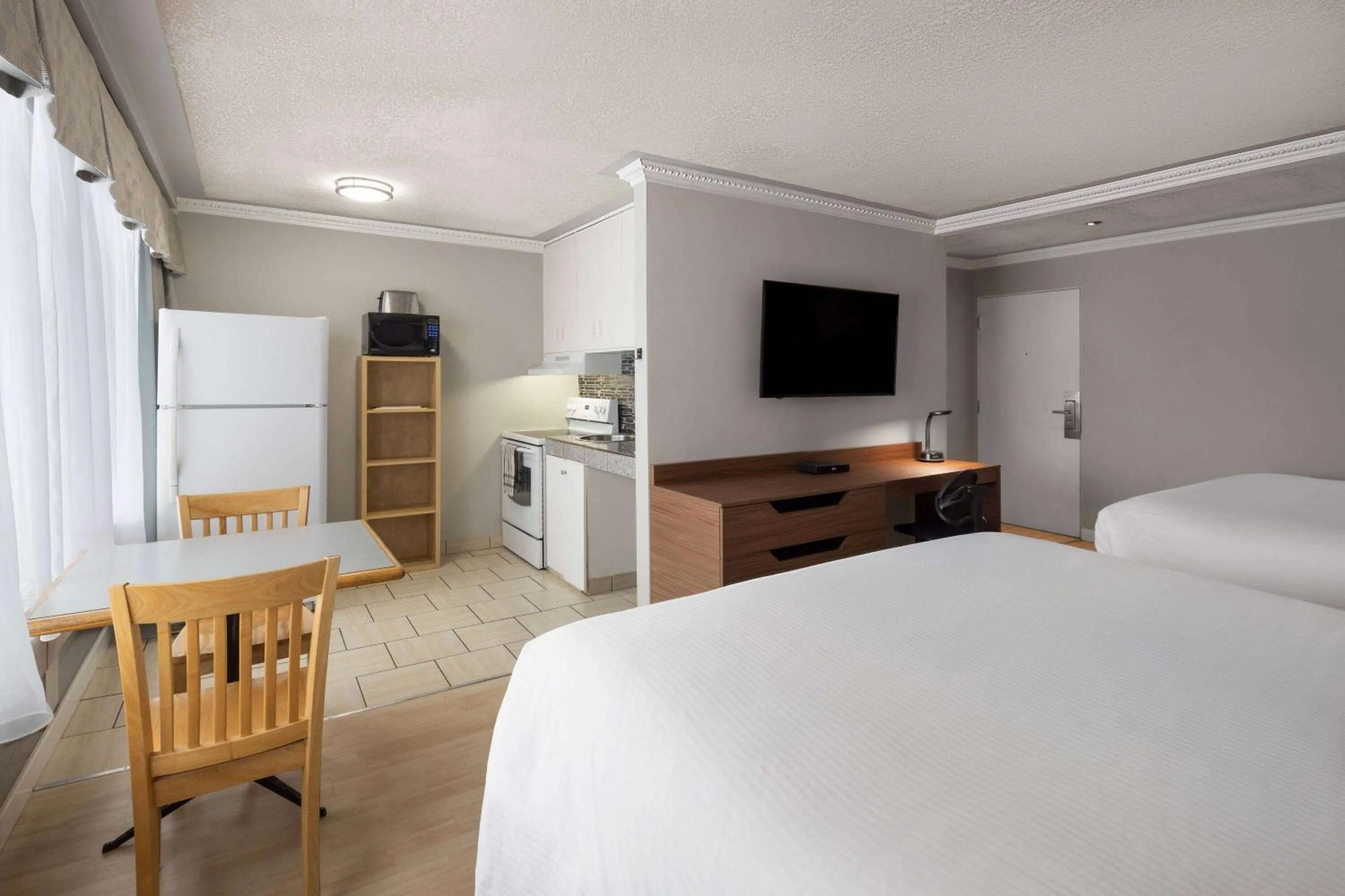 Photo of the whole room, Bed in Baymont by Wyndham Edson