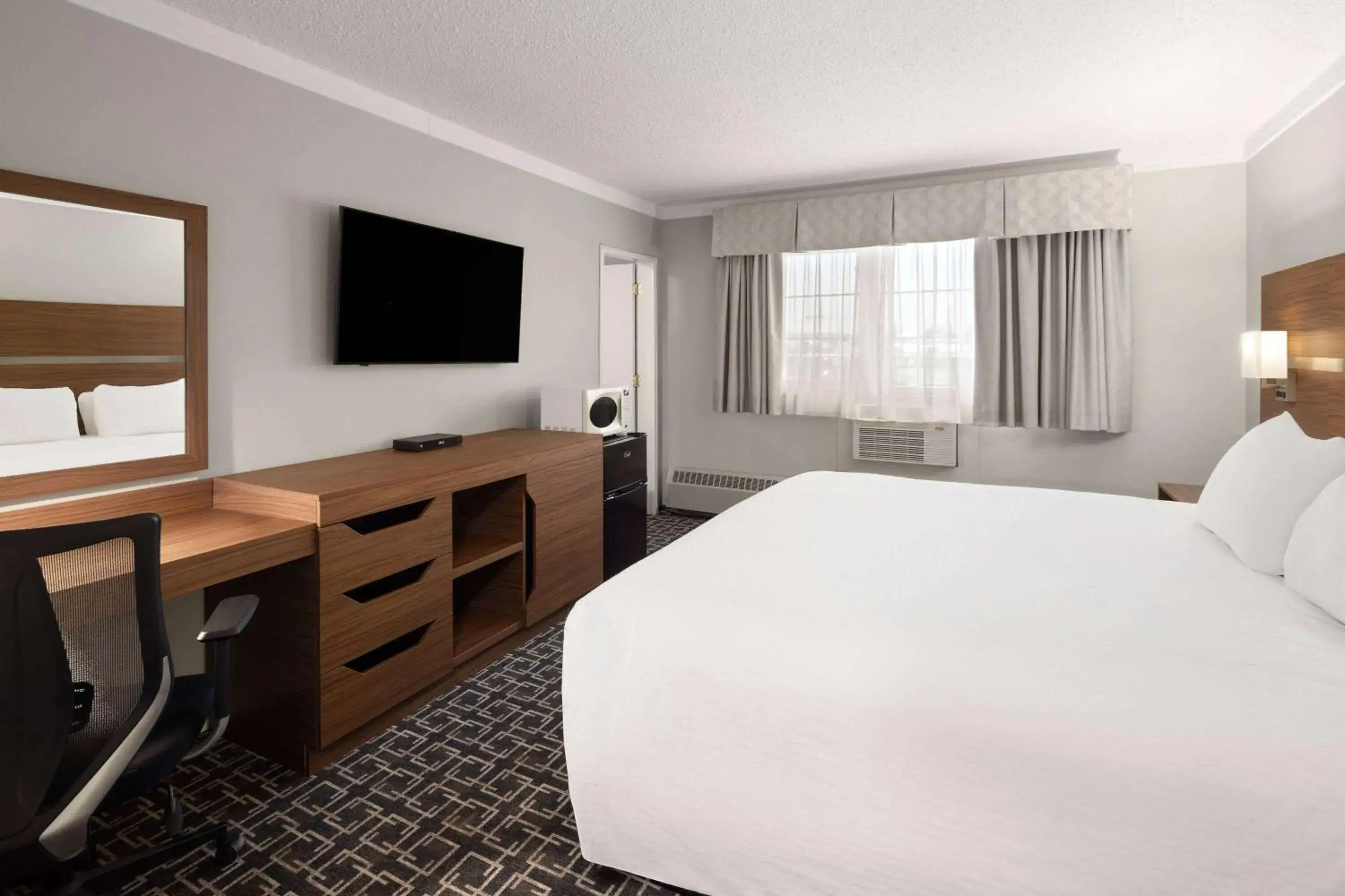 Room with One King and One Queen Bed, Non-Smoking in Baymont by Wyndham Edson Room with One King and One Queen Bed, Non-Smoking in Baymont by Wyndham Edson