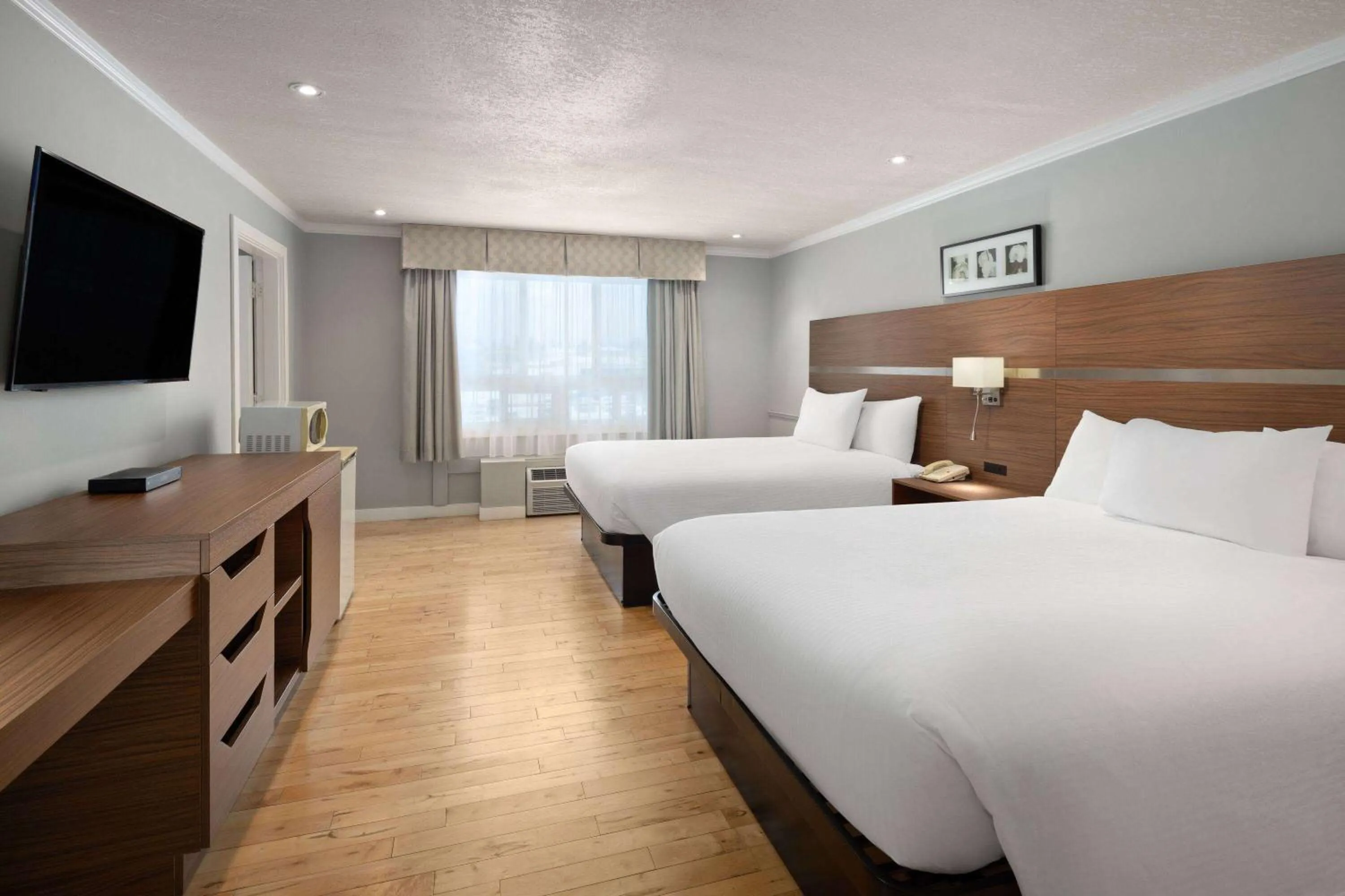 Photo of the whole room, Bed in Baymont by Wyndham Edson