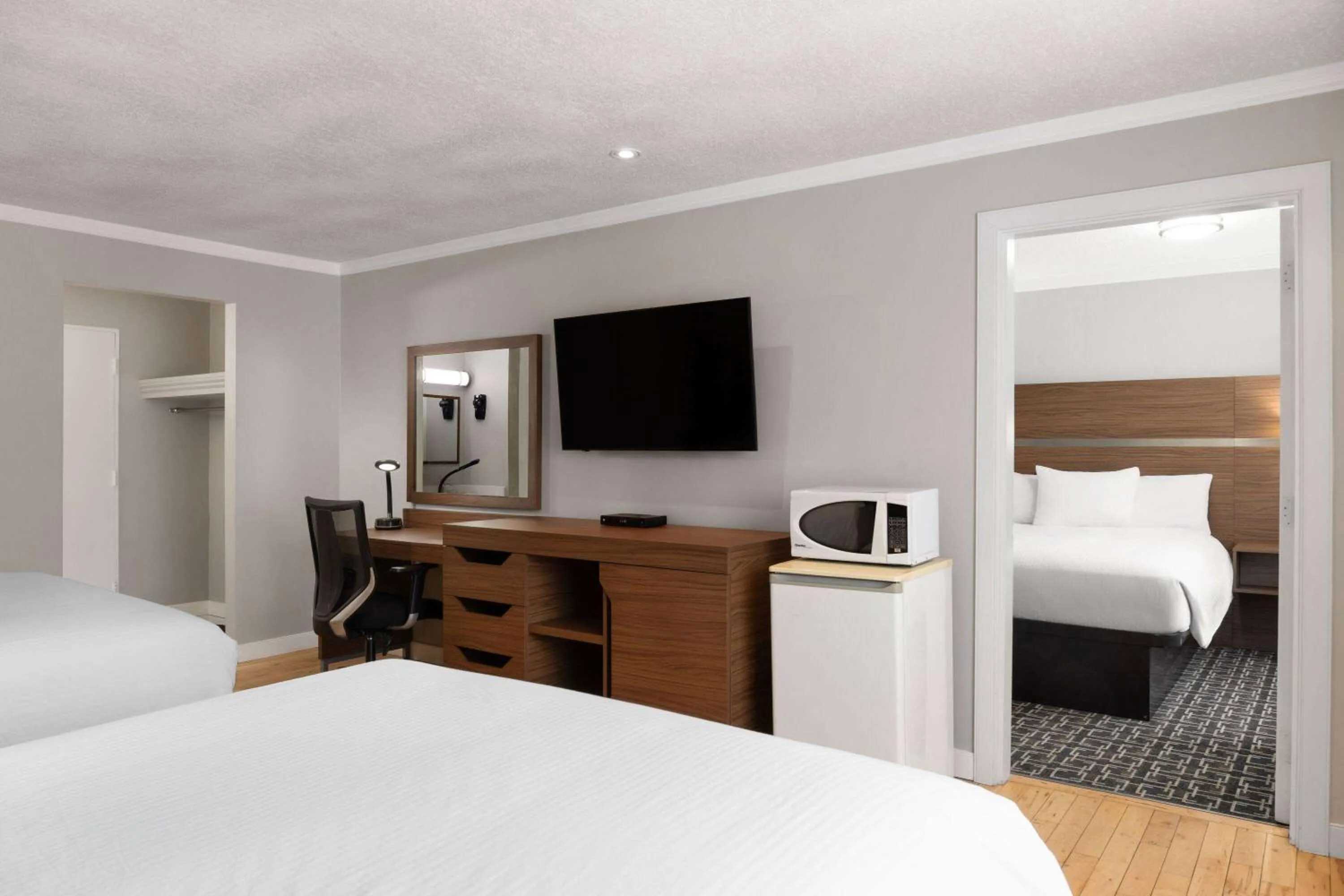 Photo of the whole room, Bed in Baymont by Wyndham Edson