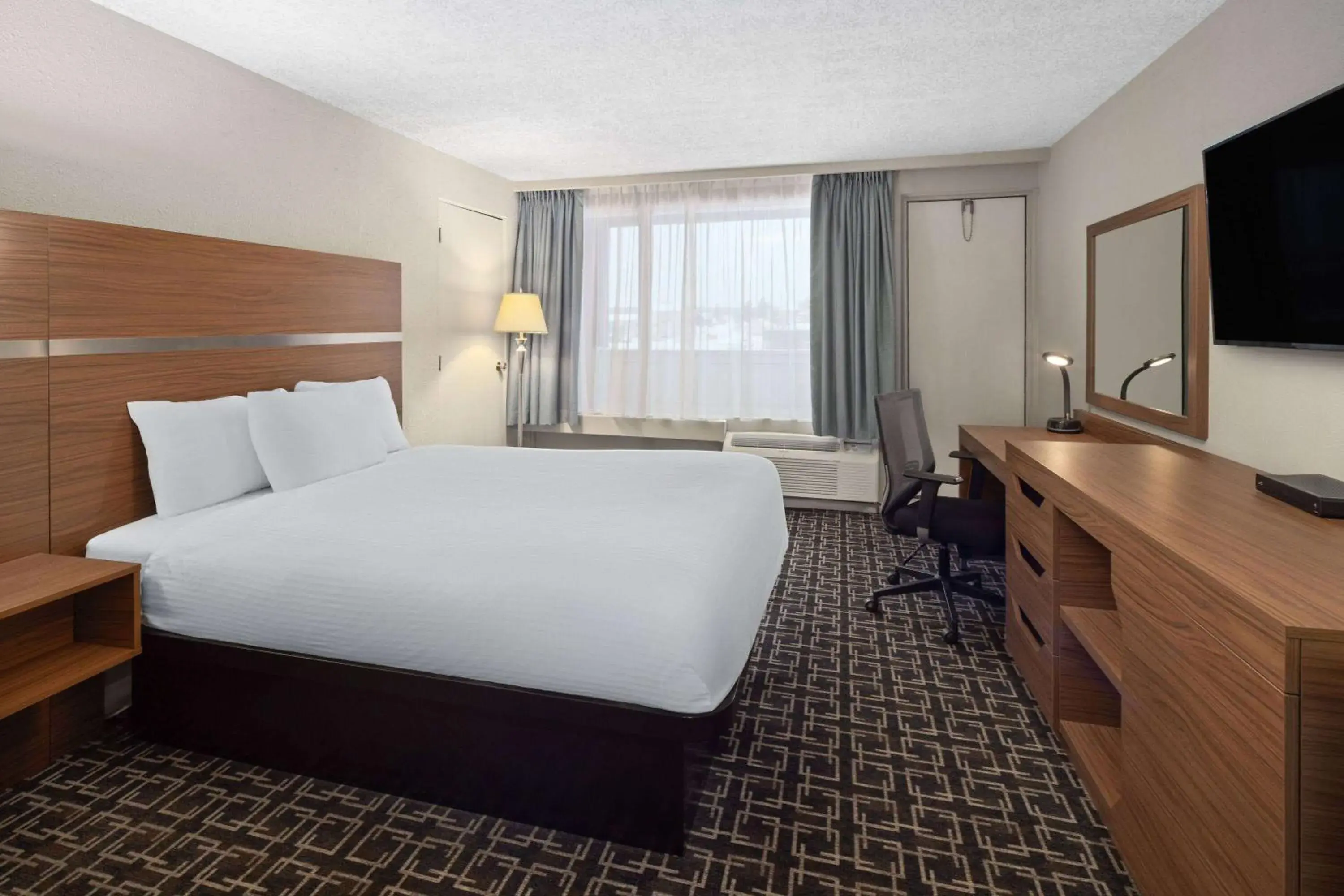 Queen Room - Non-Smoking in Baymont by Wyndham Edson Queen Room - Non-Smoking in Baymont by Wyndham Edson