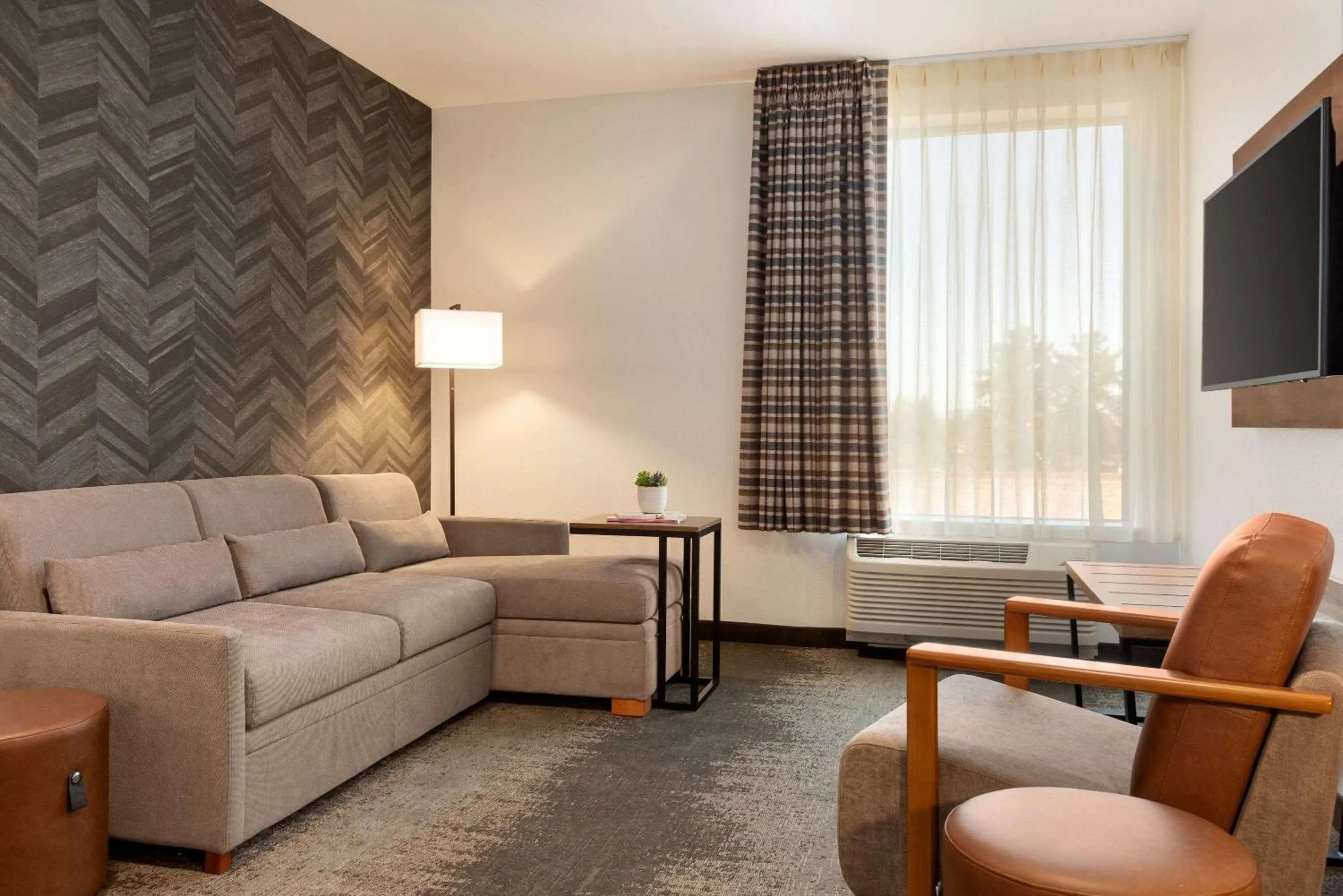 Living room in La Quinta Inn & Suites by Wyndham Santa Rosa Sonoma