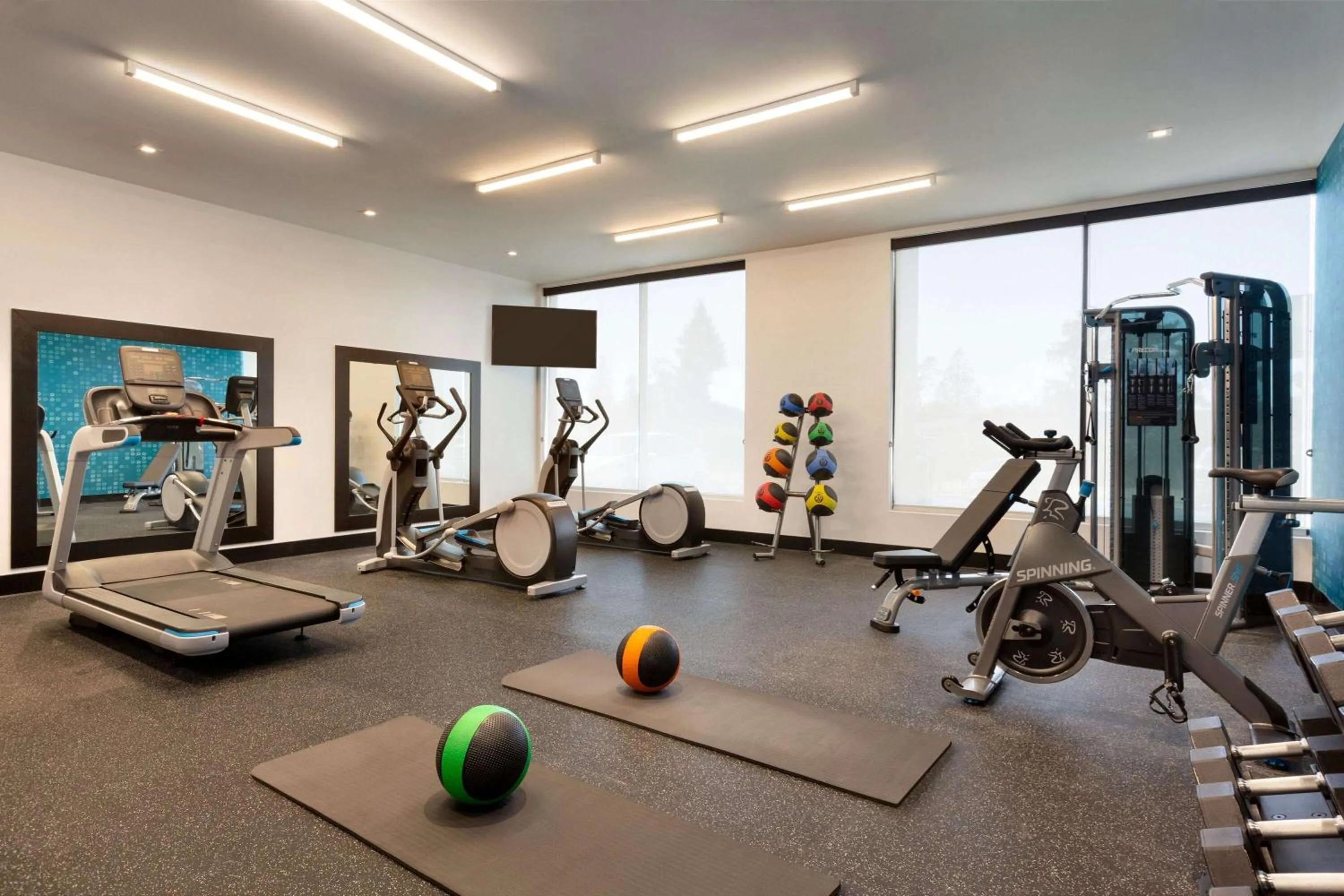 Fitness centre/facilities in La Quinta Inn & Suites by Wyndham Santa Rosa Sonoma