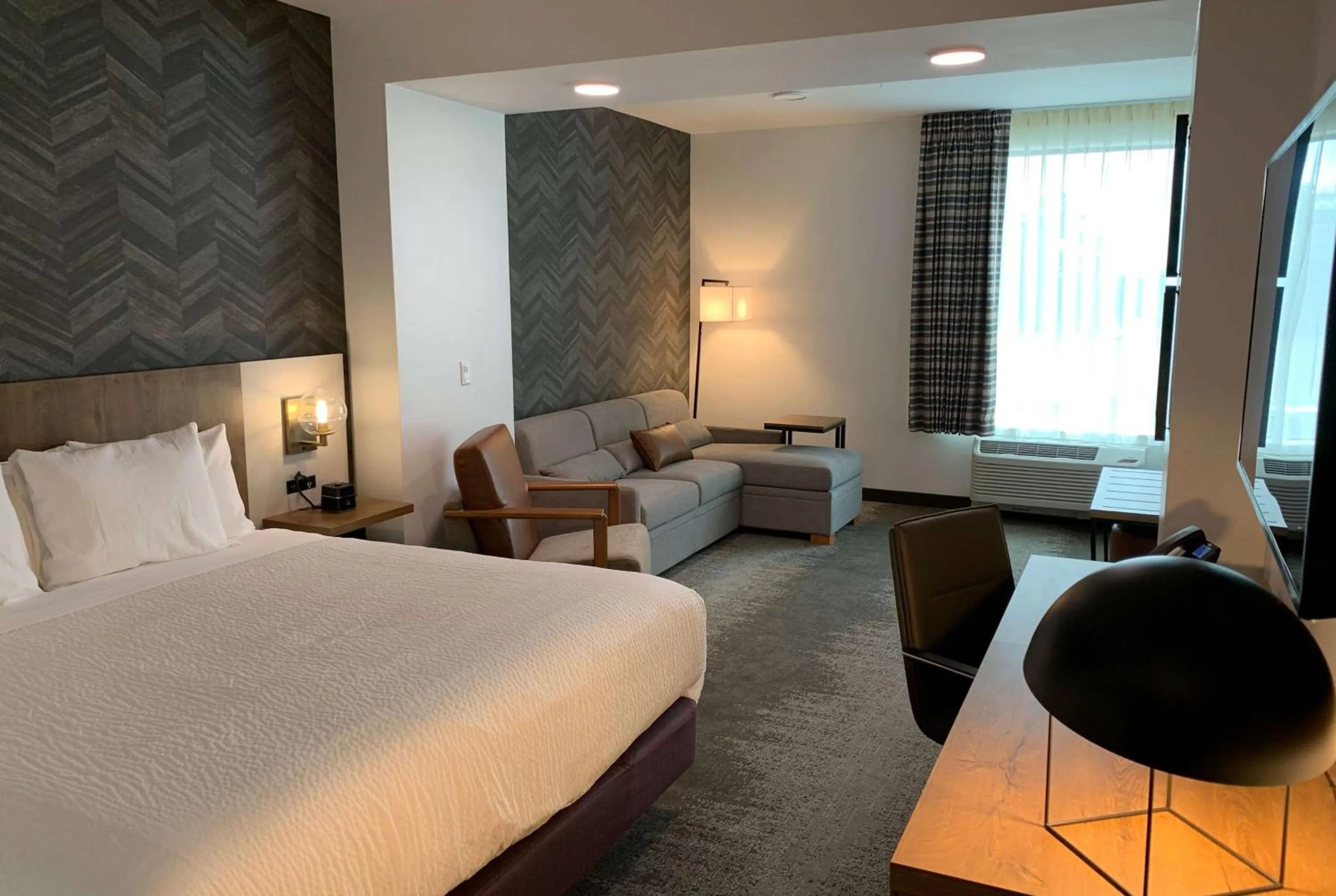 Photo of the whole room, Bed in La Quinta Inn & Suites by Wyndham Santa Rosa Sonoma