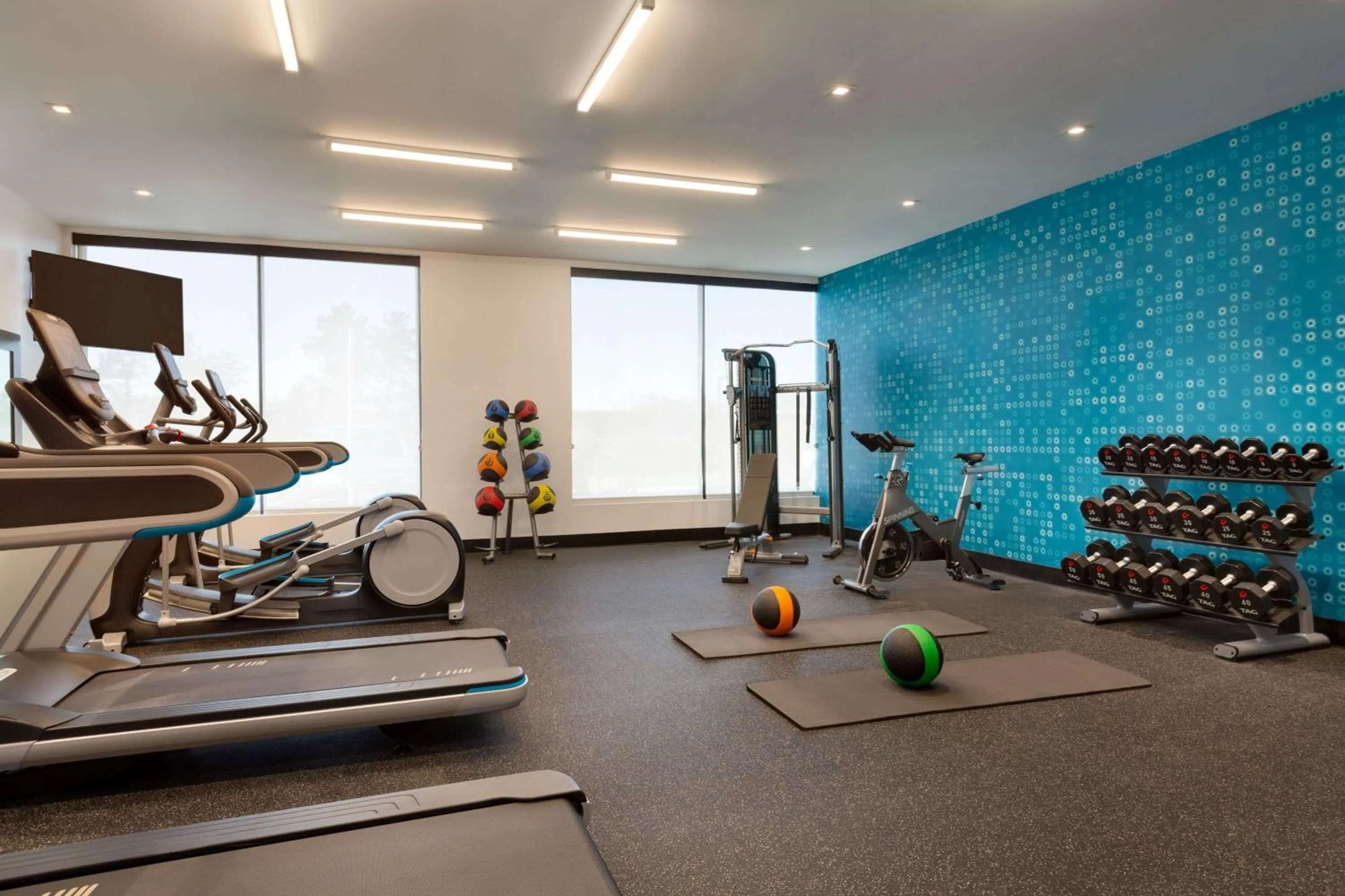 Fitness centre/facilities in La Quinta Inn & Suites by Wyndham Santa Rosa Sonoma