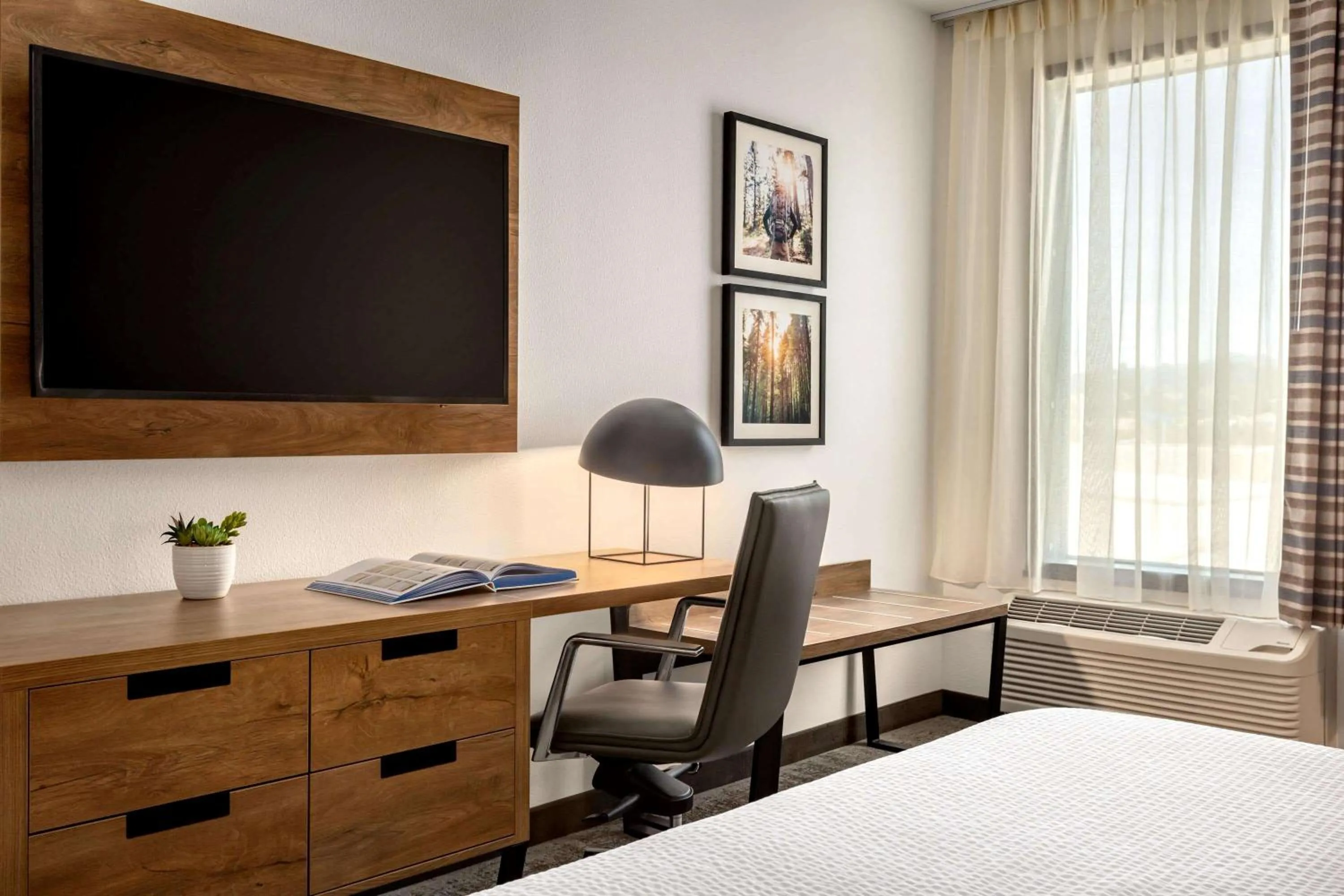 TV and multimedia, Bed in La Quinta Inn & Suites by Wyndham Santa Rosa Sonoma