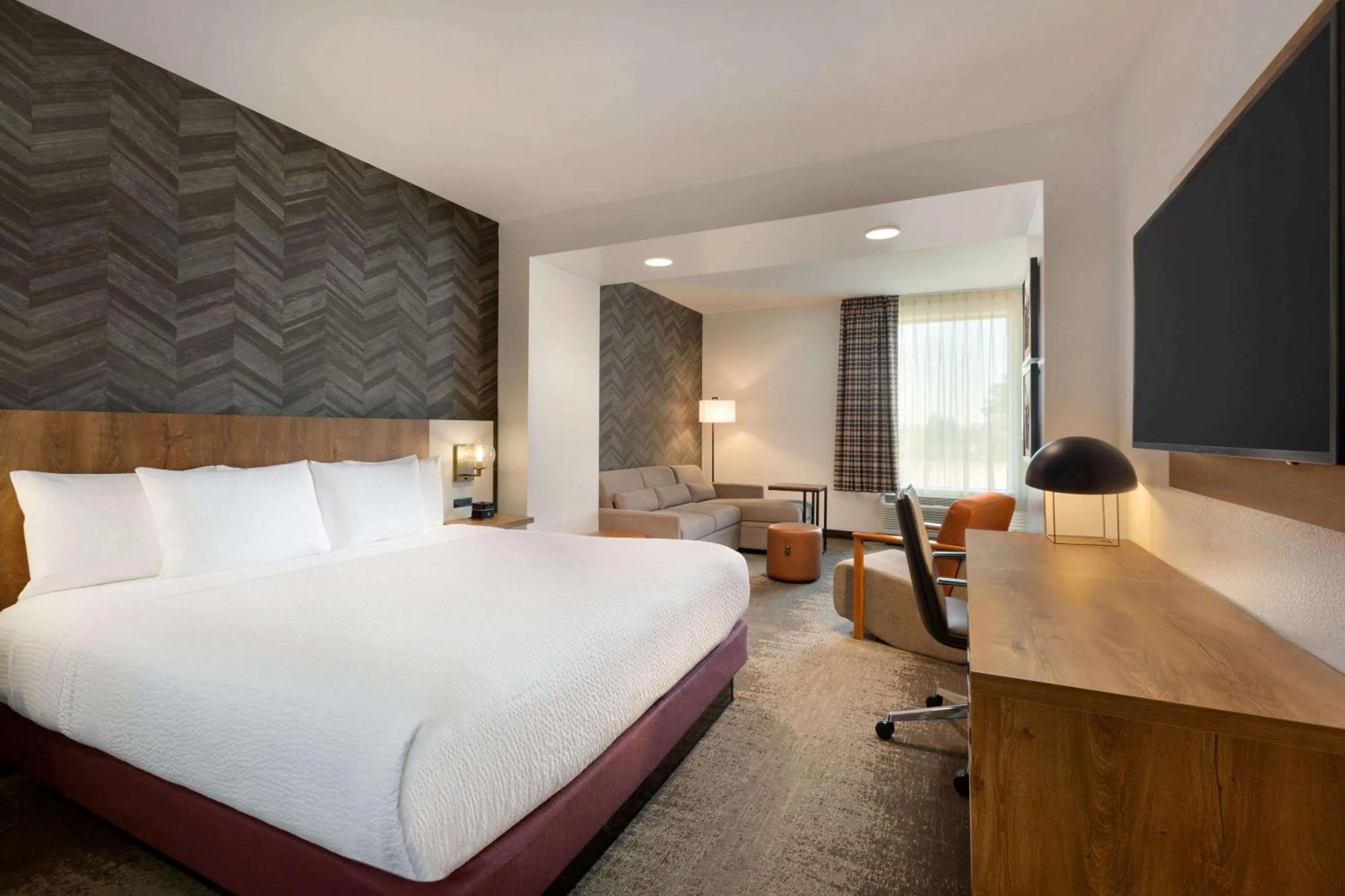 Photo of the whole room, Bed in La Quinta Inn & Suites by Wyndham Santa Rosa Sonoma