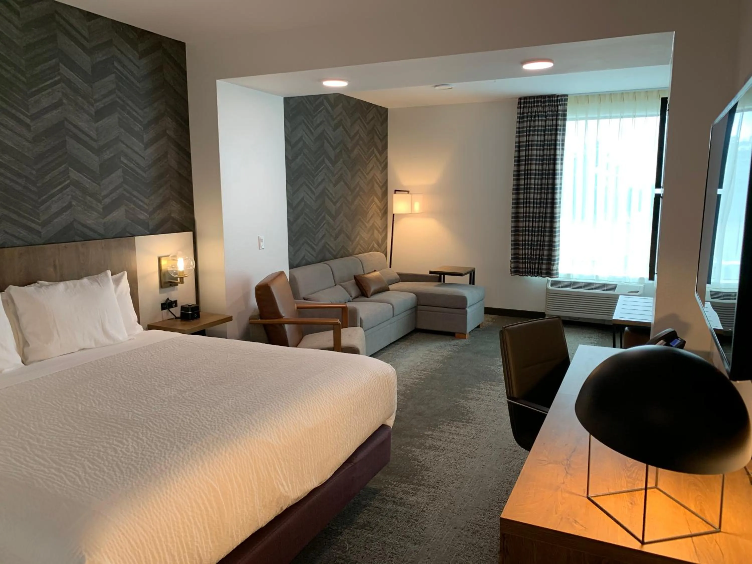 Photo of the whole room, Bed in La Quinta Inn & Suites by Wyndham Santa Rosa Sonoma