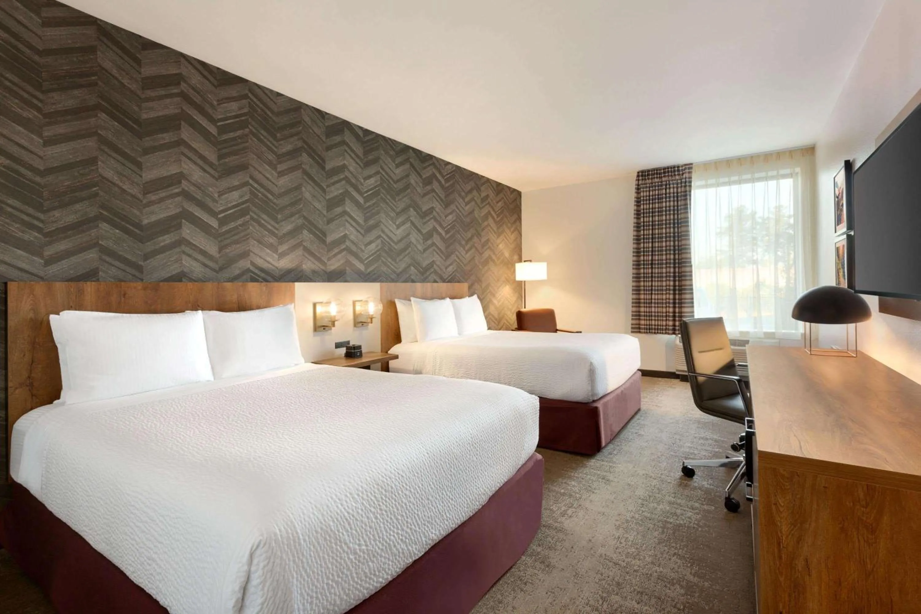 Photo of the whole room, Bed in La Quinta Inn & Suites by Wyndham Santa Rosa Sonoma