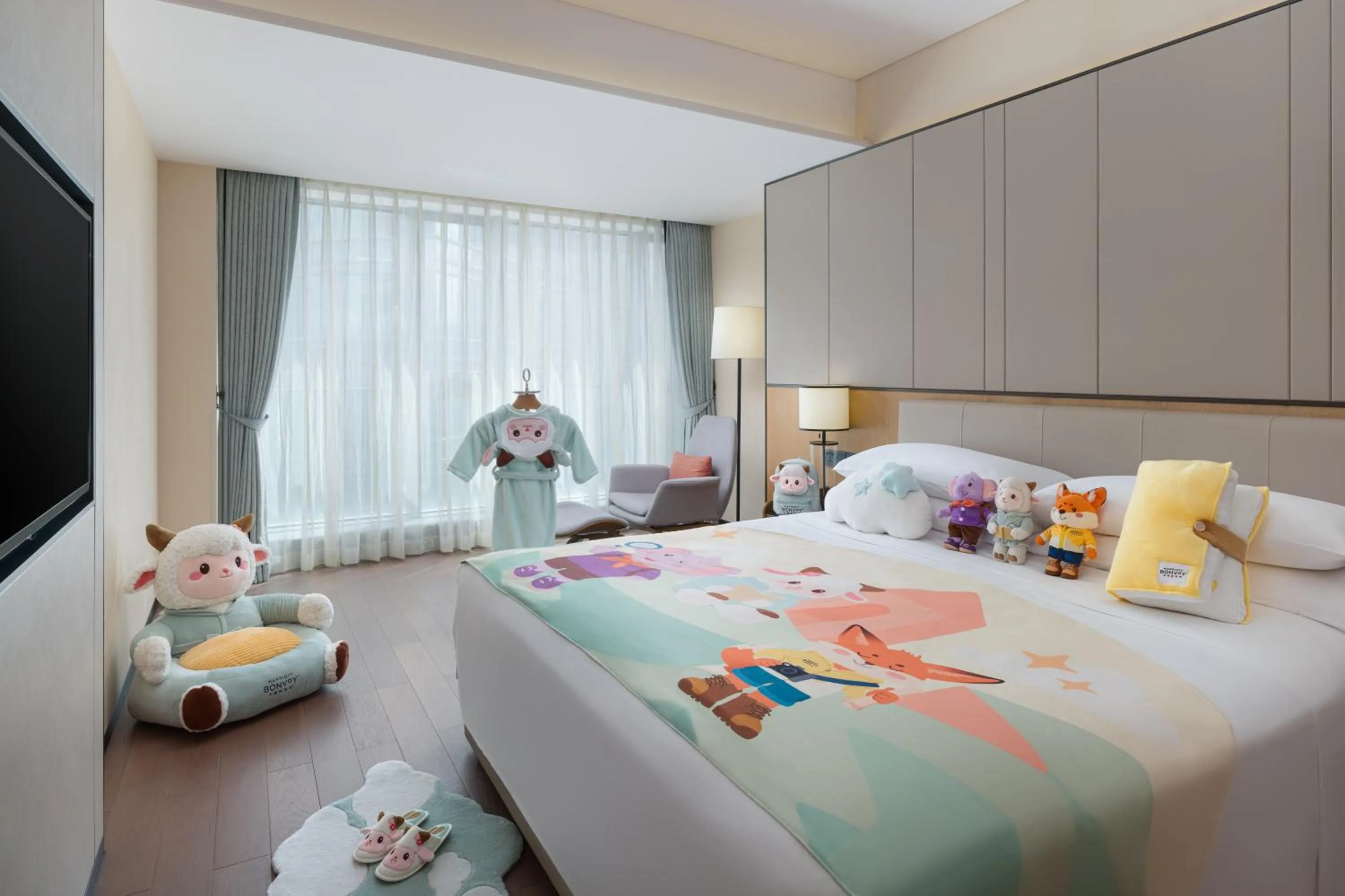 Entertainment, Bed in Marriott Executive Apartments Chongqing