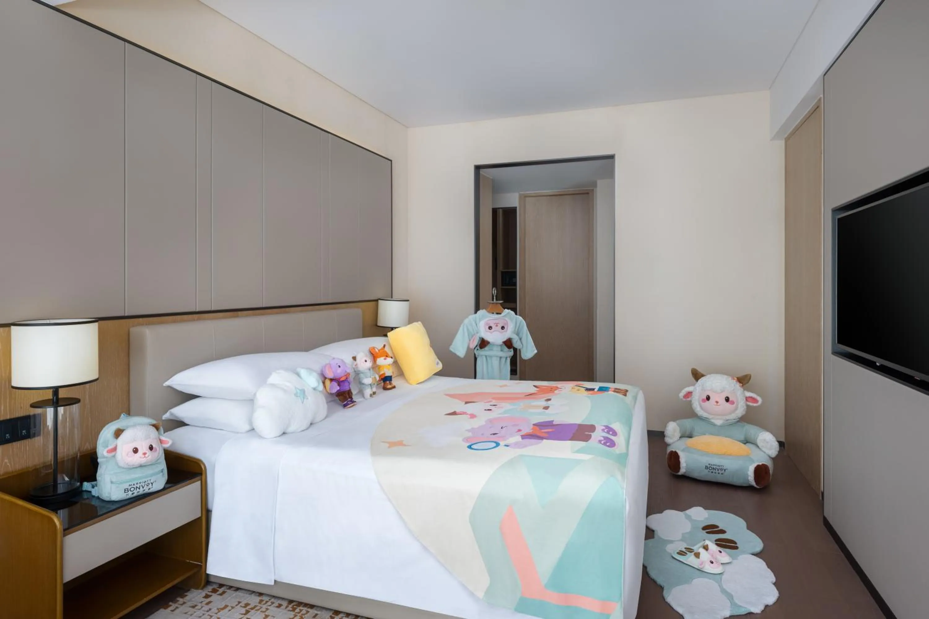 Entertainment, Bed in Marriott Executive Apartments Chongqing