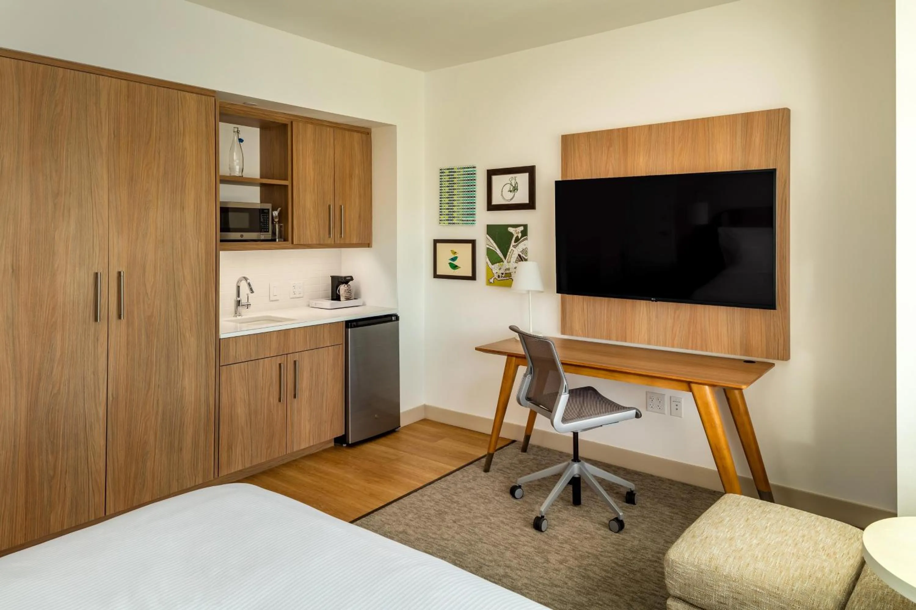 Photo of the whole room, Bed in Element Bend