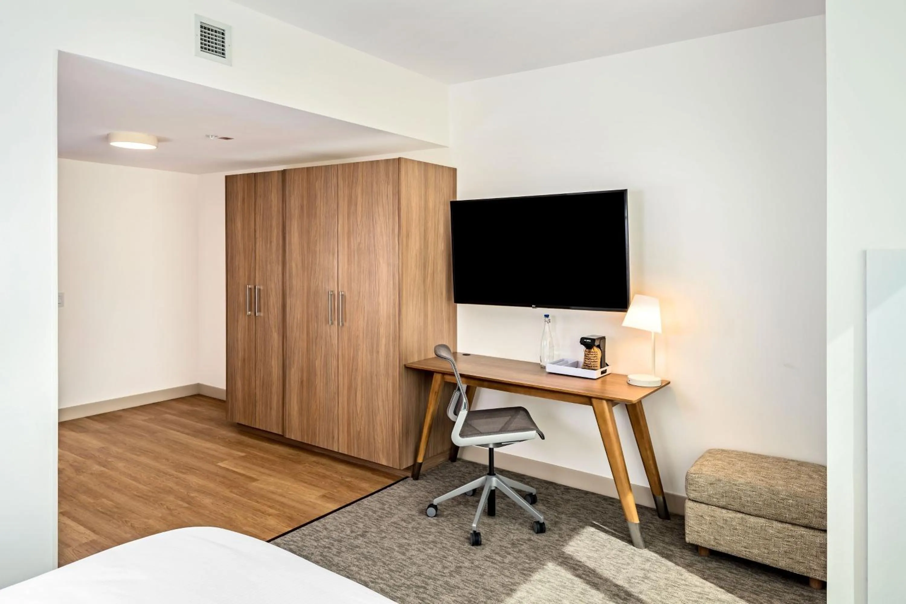 Photo of the whole room, Bed in Element Bend