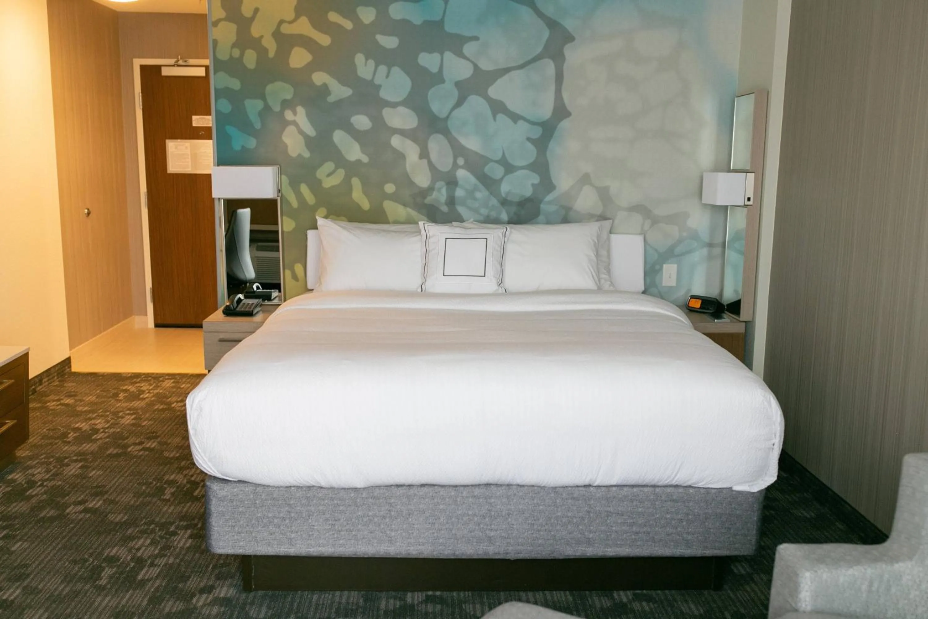 Photo of the whole room, Bed in Courtyard Elkhart