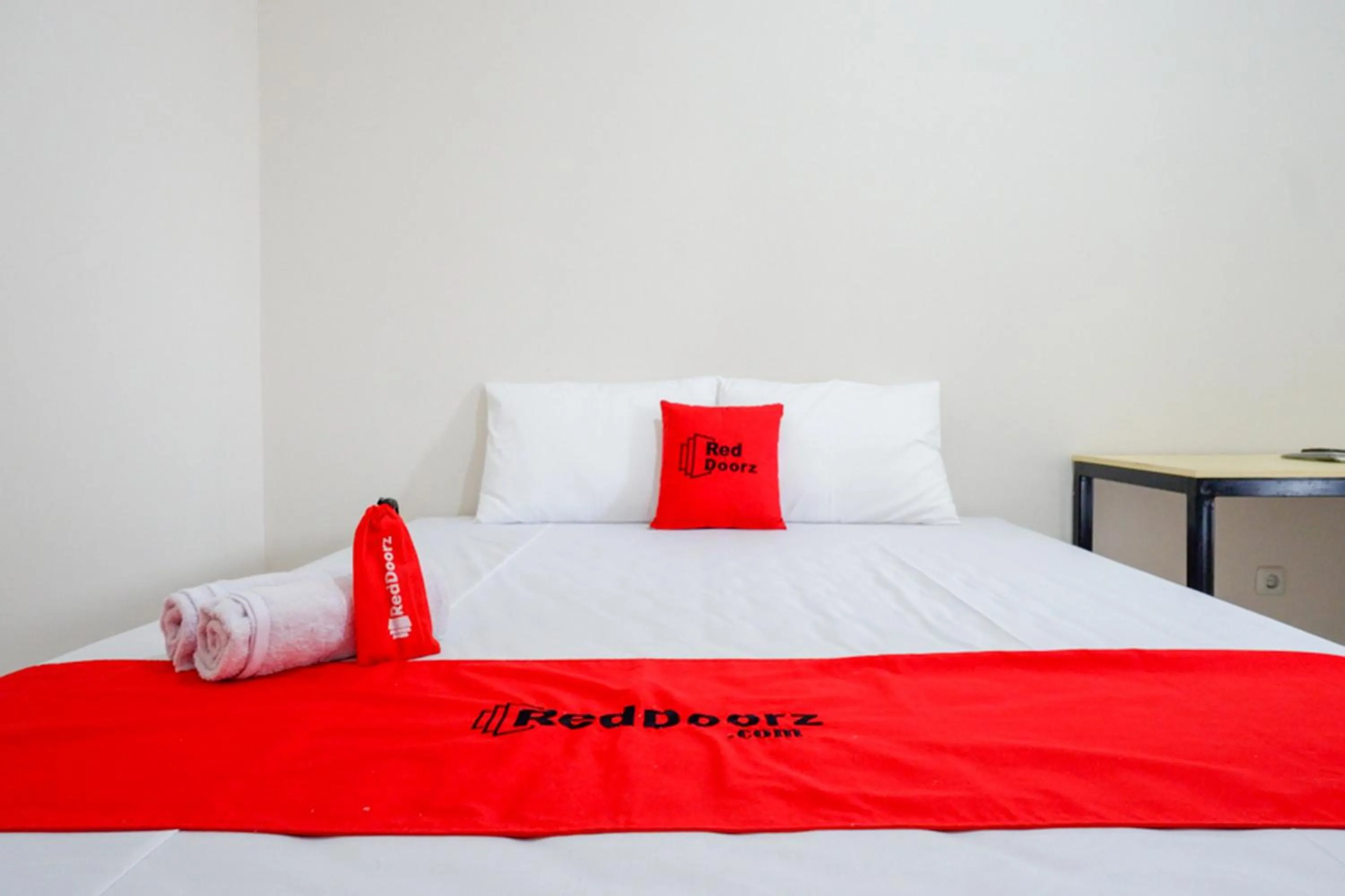 Bed in RedDoorz near Lippo Plaza Buton
