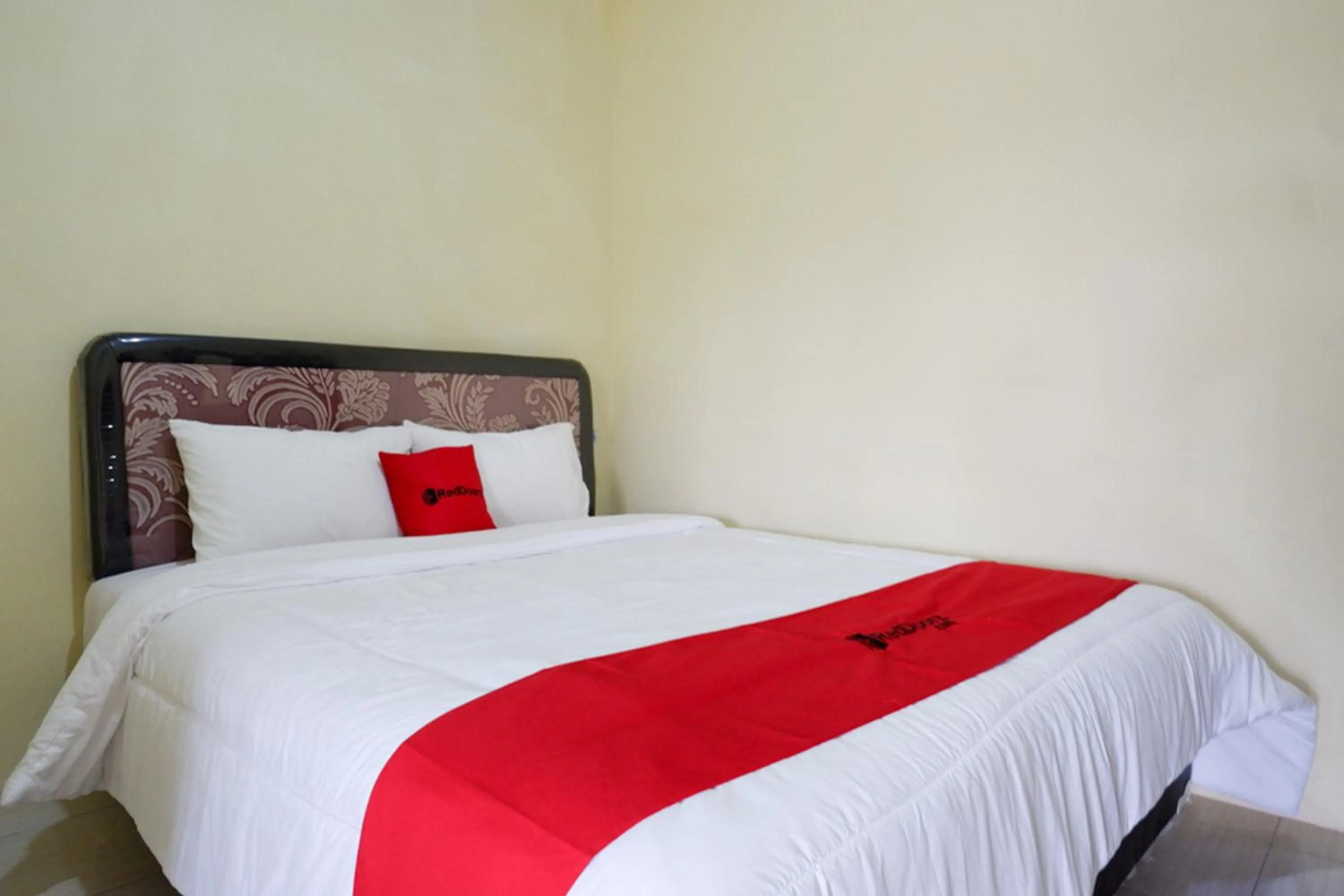 Bed in RedDoorz near Lippo Plaza Buton