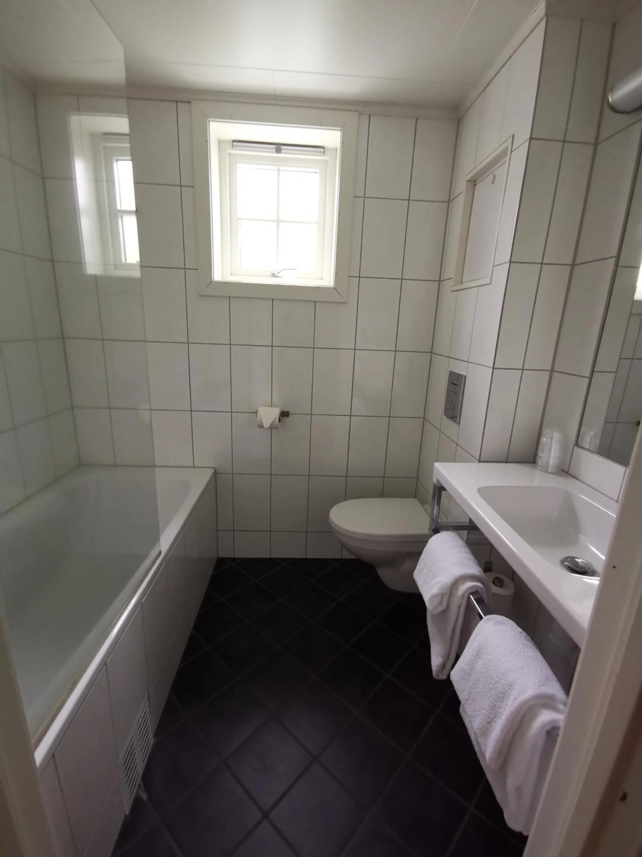 Bathroom, Bed in Sanner Hotell