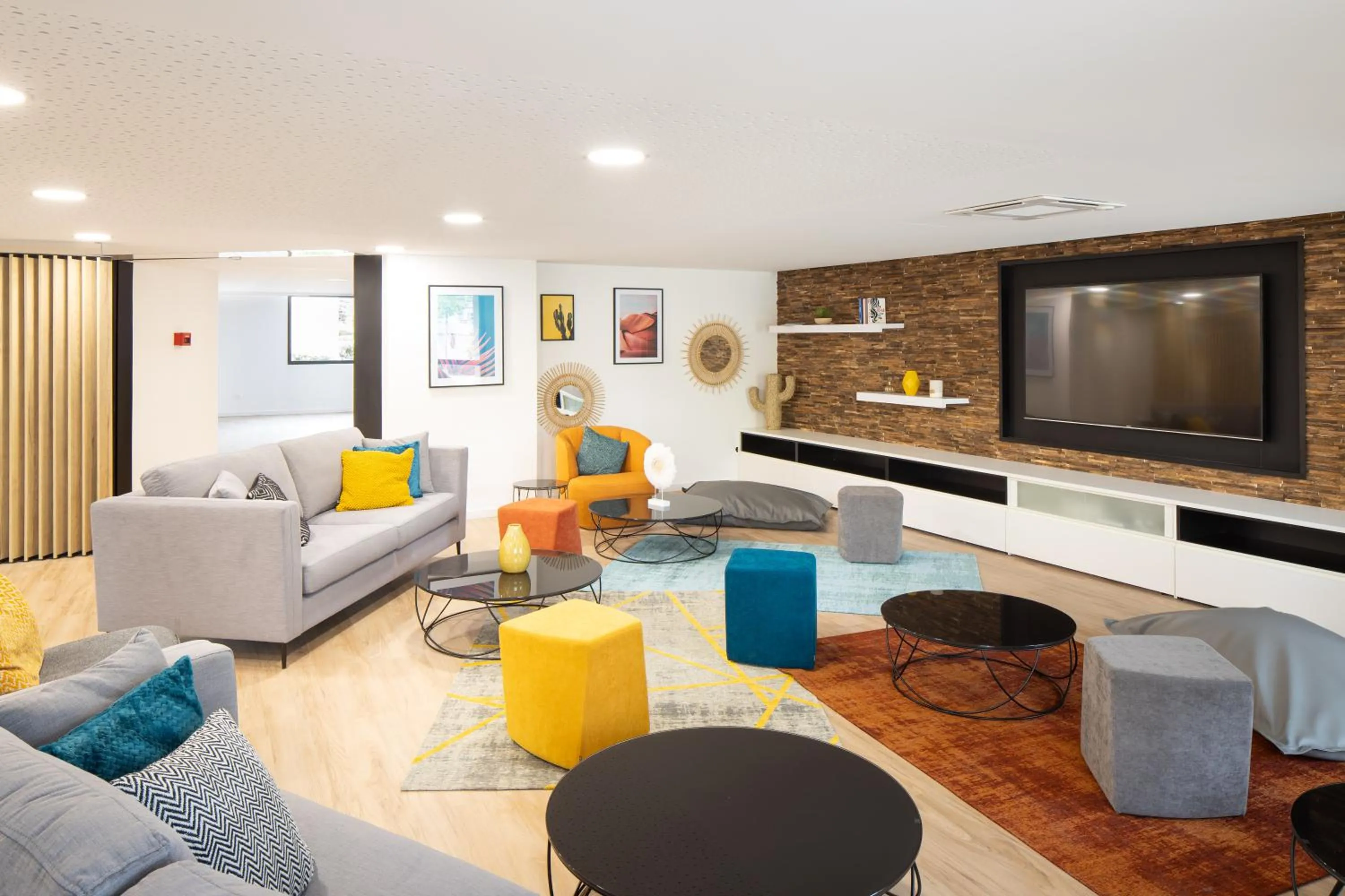 Communal lounge/ TV room in Sweetly Bordeaux Saint-Augustin