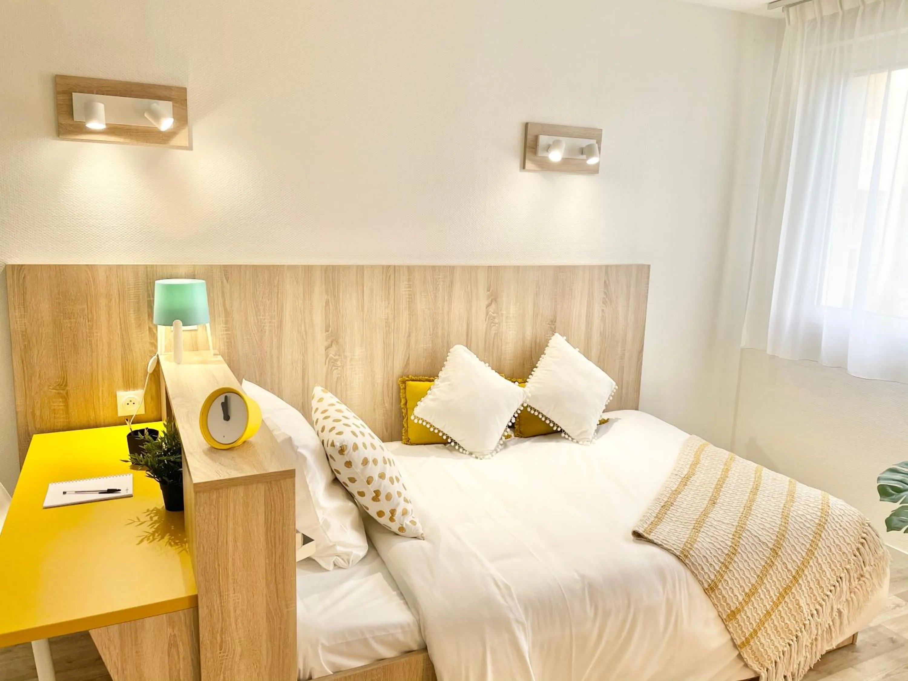 Bed in Sweetly Bordeaux Saint-Augustin