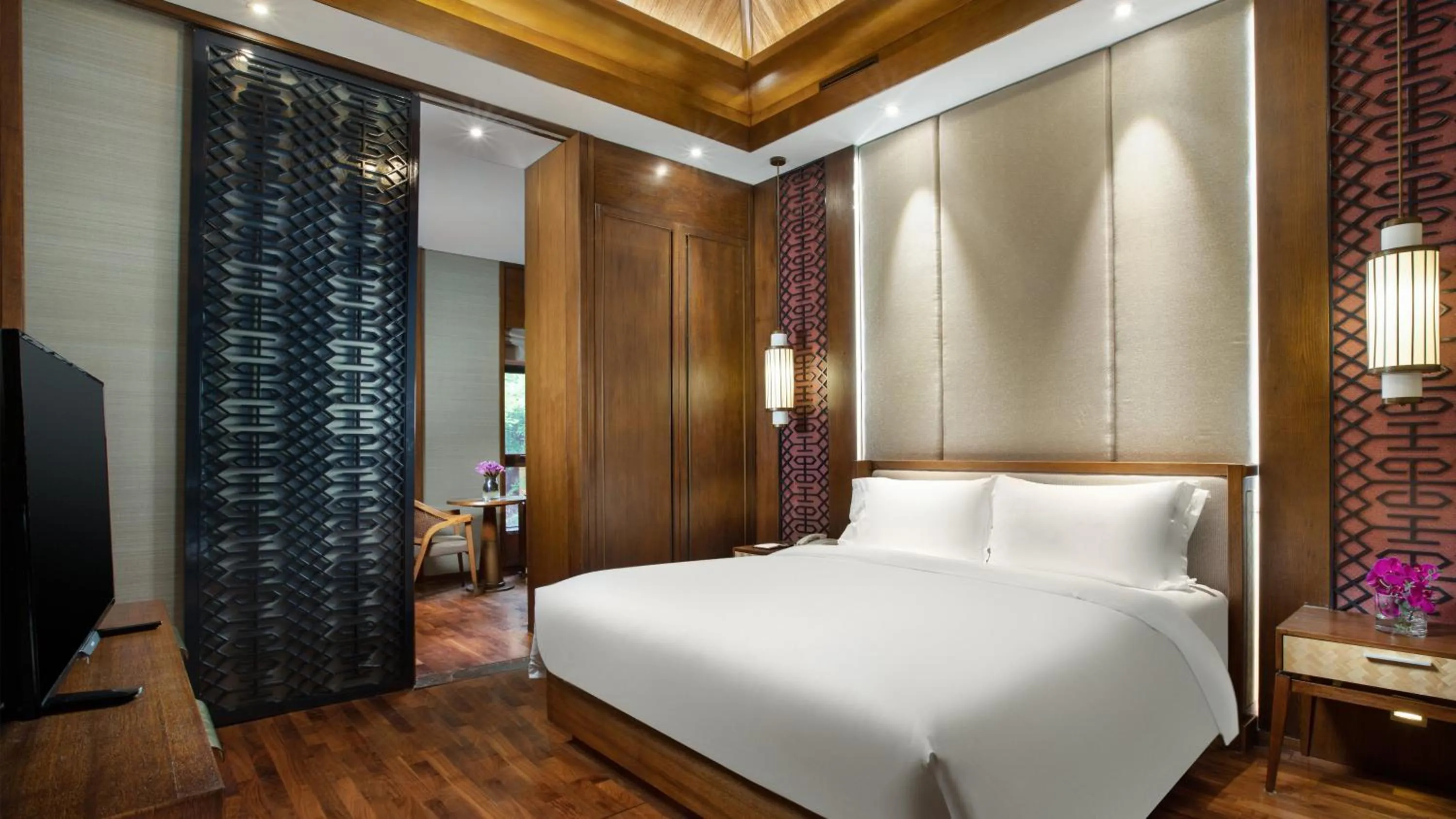 Photo of the whole room, Bed in Holiday Inn Dalian Hot Spring by IHG