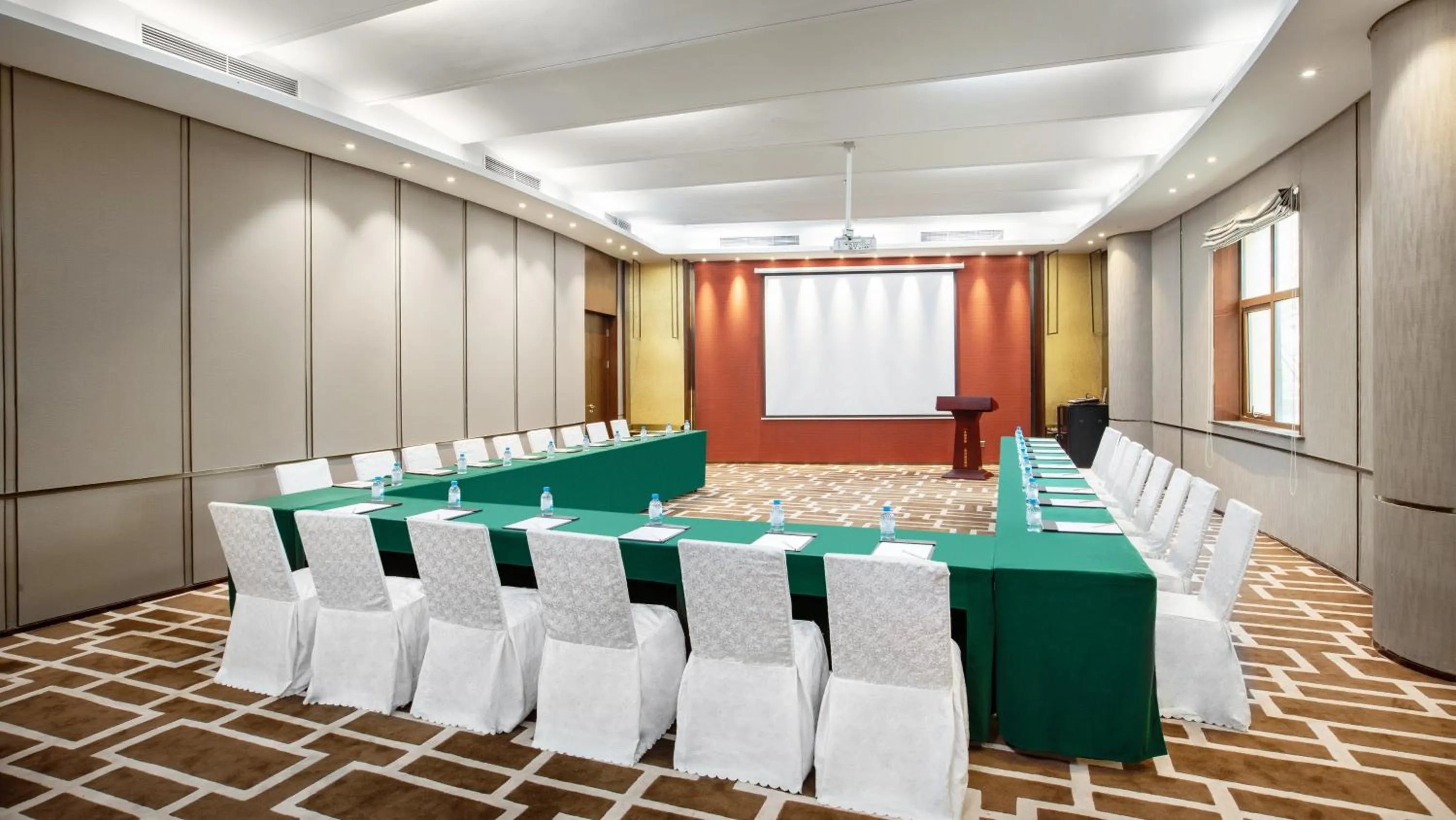 Meeting/conference room in Holiday Inn Dalian Hot Spring by IHG