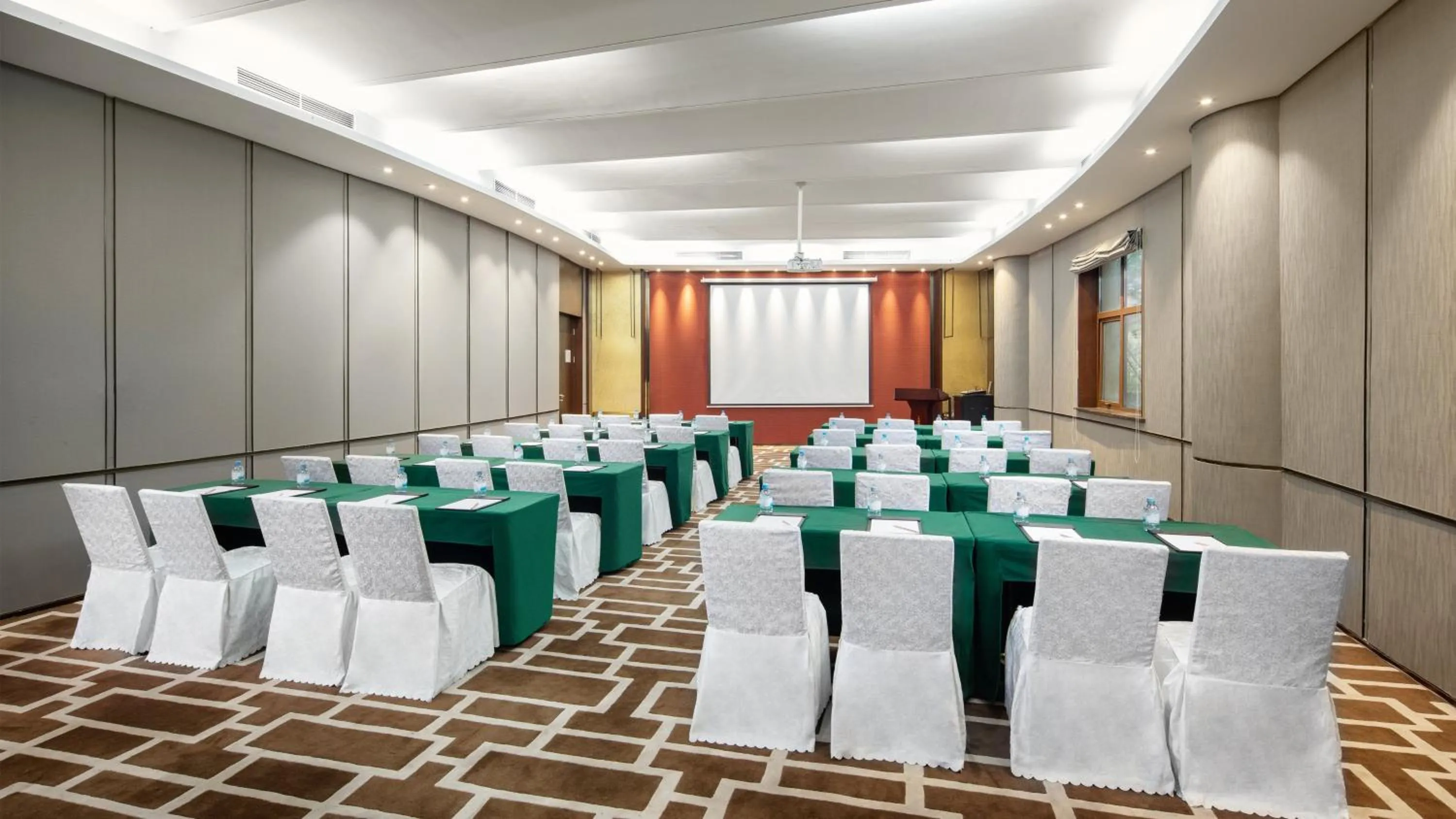 Meeting/conference room in Holiday Inn Dalian Hot Spring by IHG