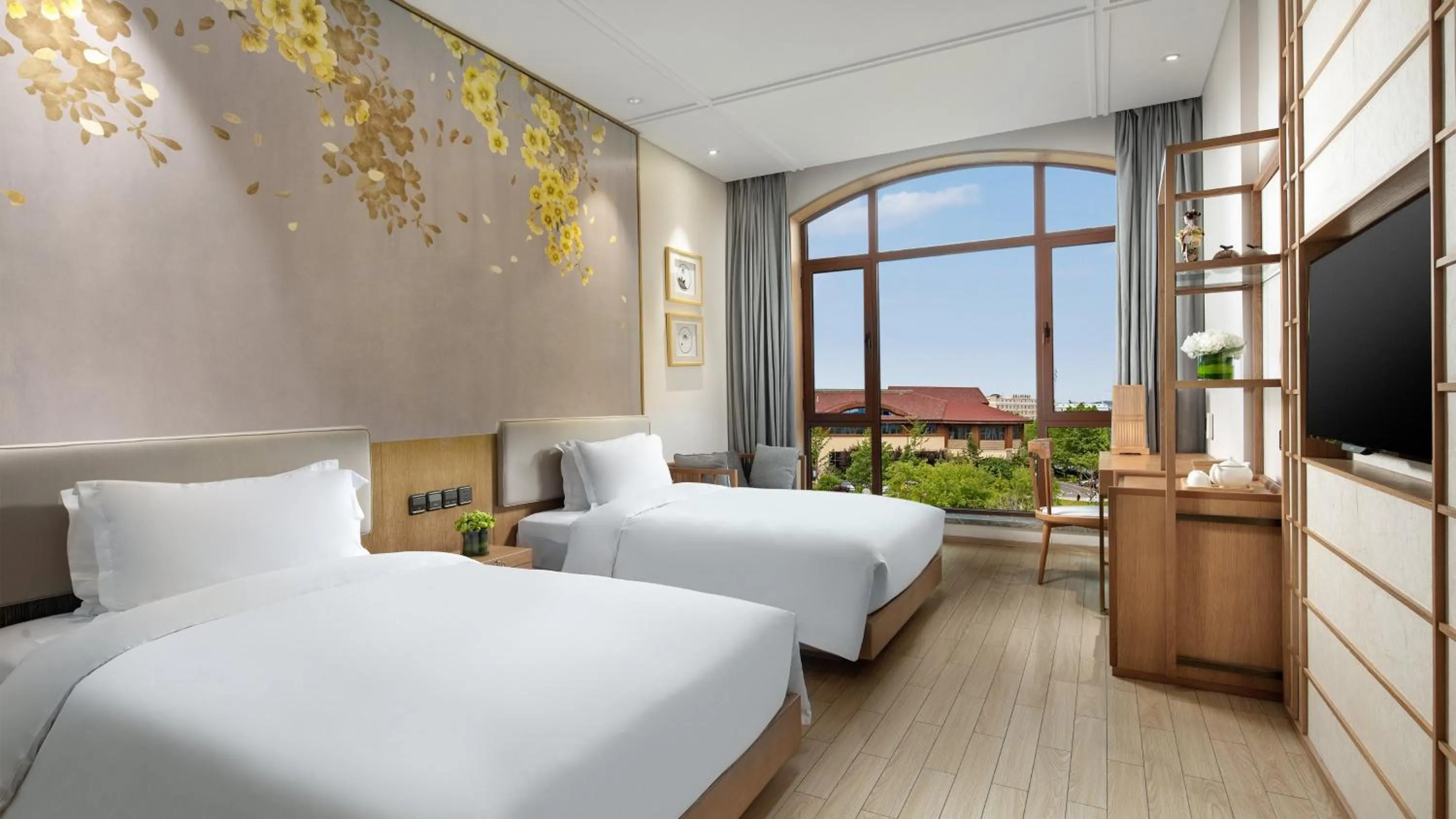 Photo of the whole room, Bed in Holiday Inn Dalian Hot Spring by IHG