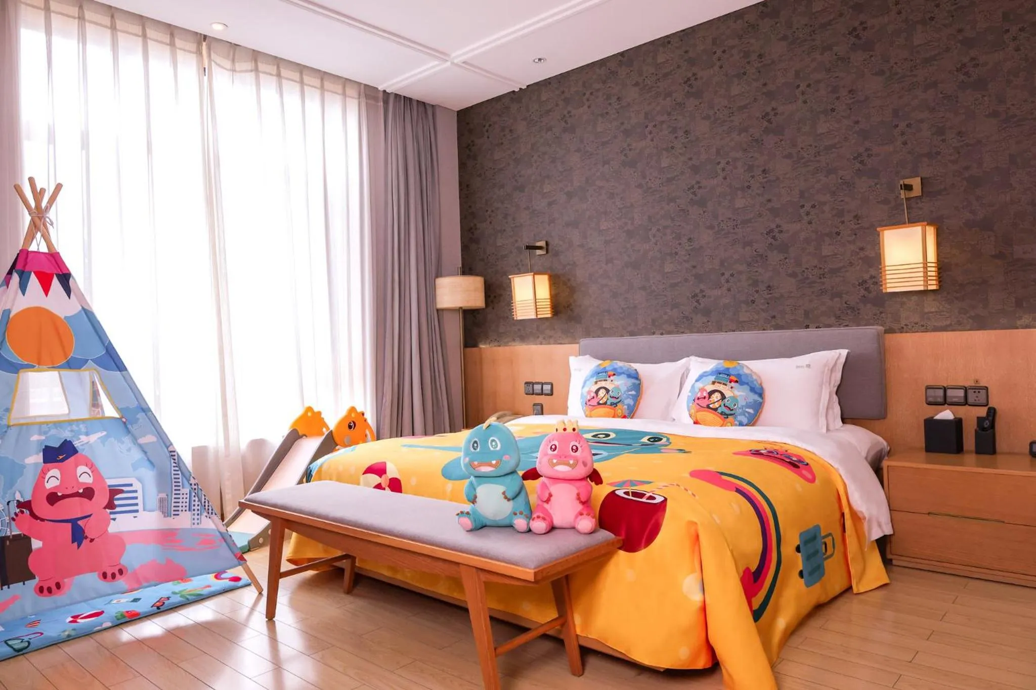 Photo of the whole room, Bed in Holiday Inn Dalian Hot Spring by IHG