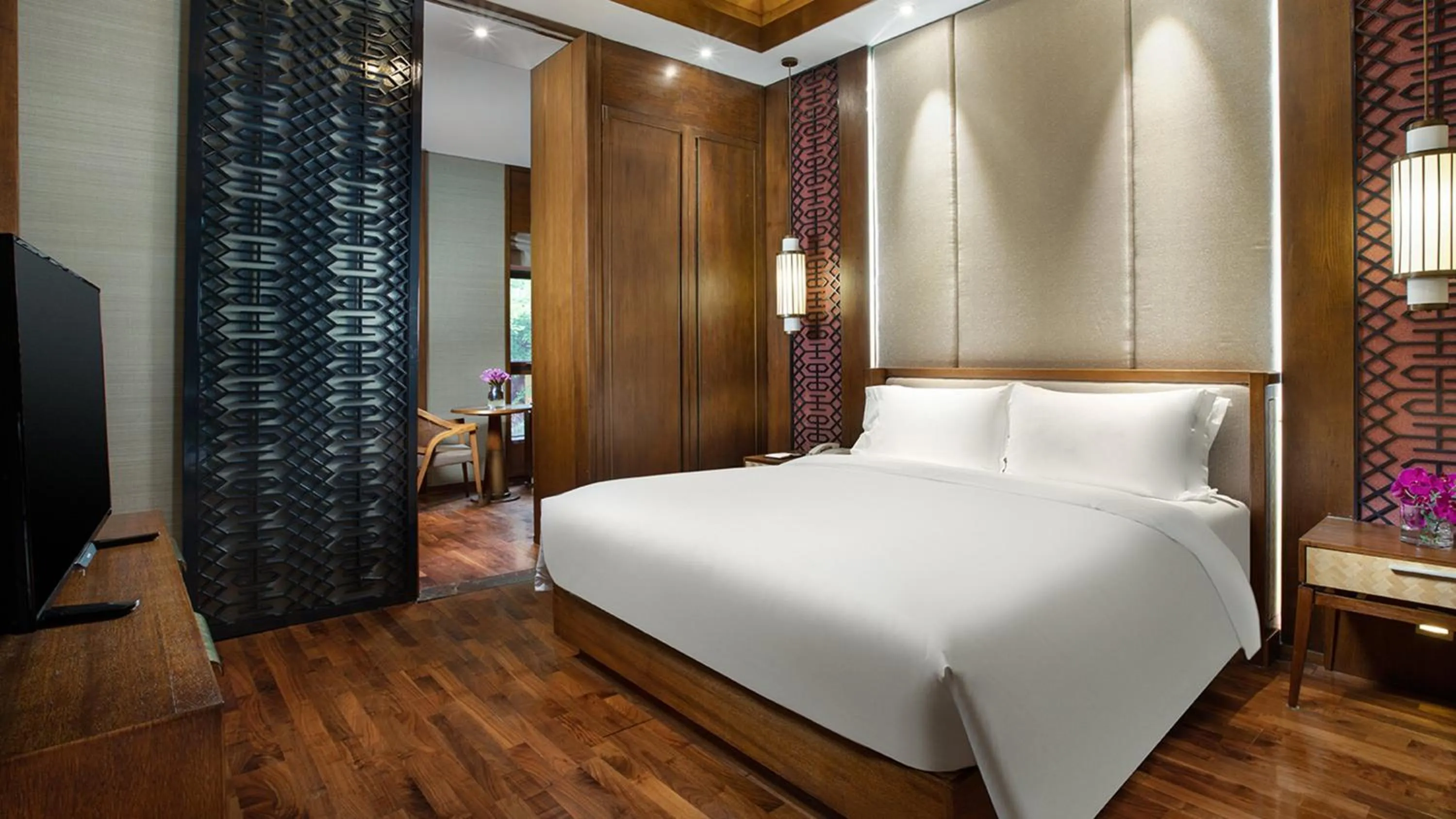 Photo of the whole room, Bed in Holiday Inn Dalian Hot Spring by IHG